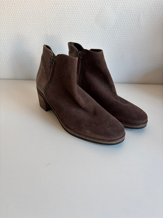 Bruine enkellaarsjes