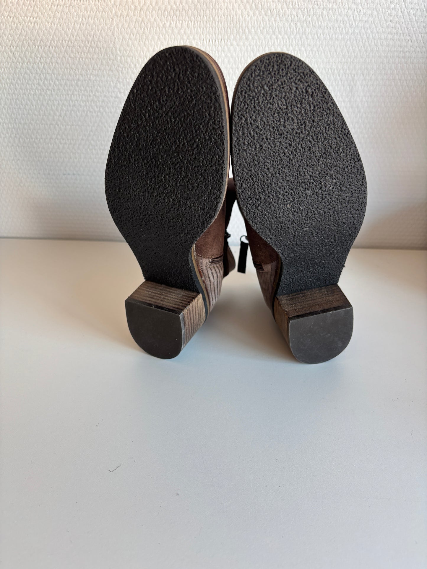 Bruine enkellaarsjes