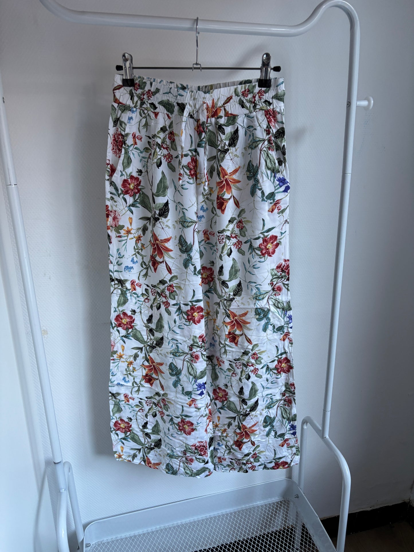 Witte broek met bloemen