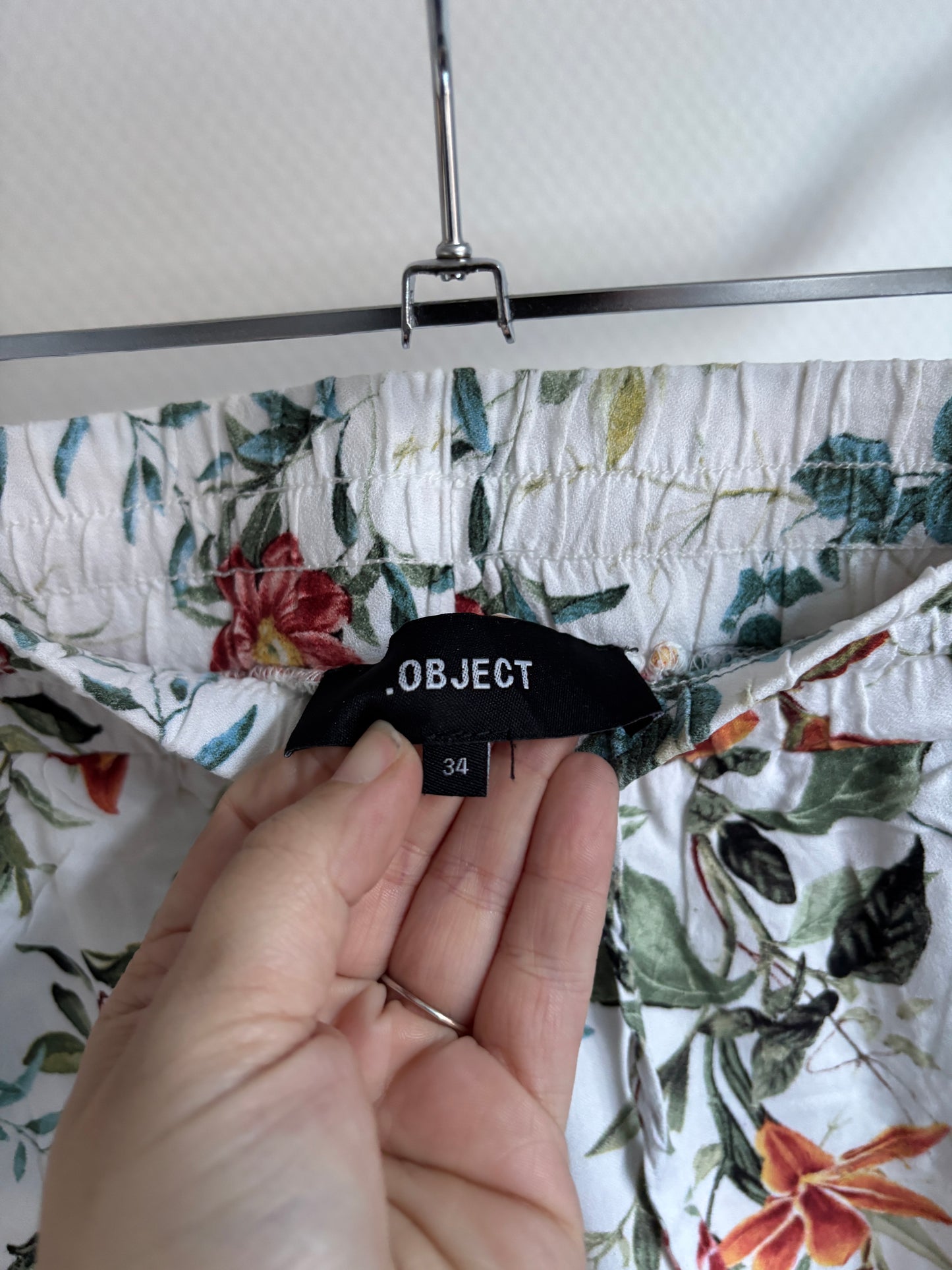 Witte broek met bloemen