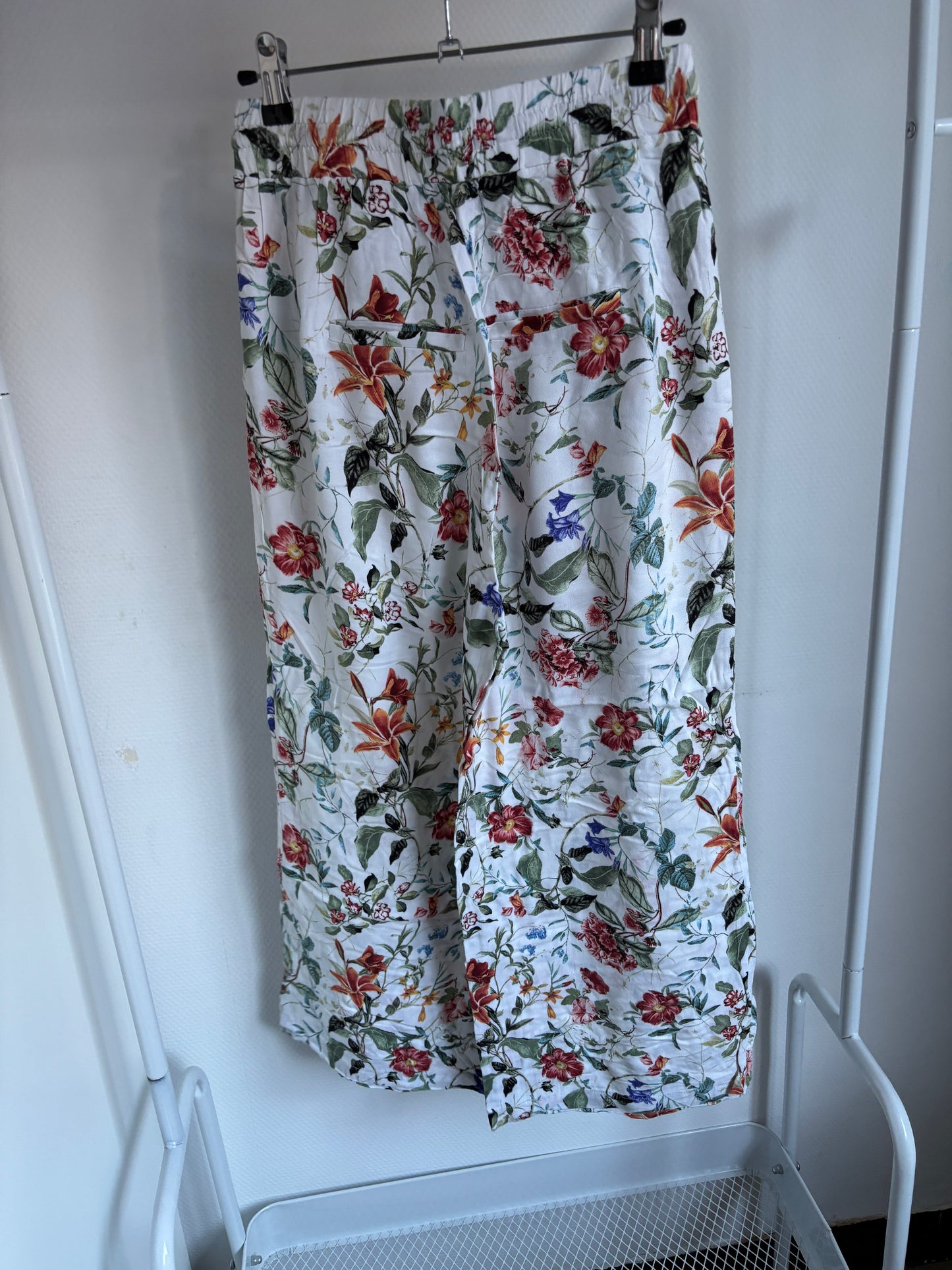 Witte broek met bloemen