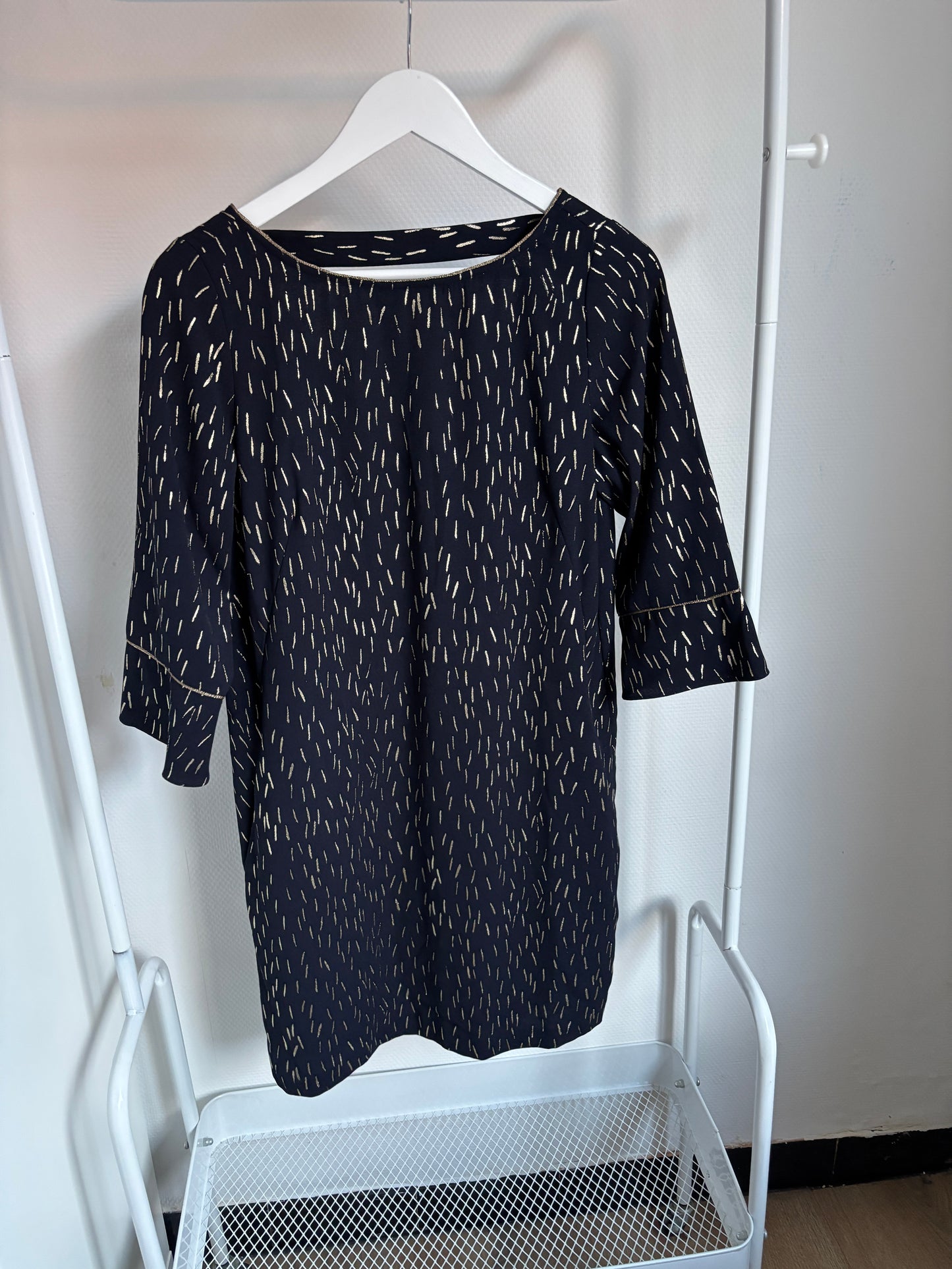 Marineblauwe jurk met gouden accentjes