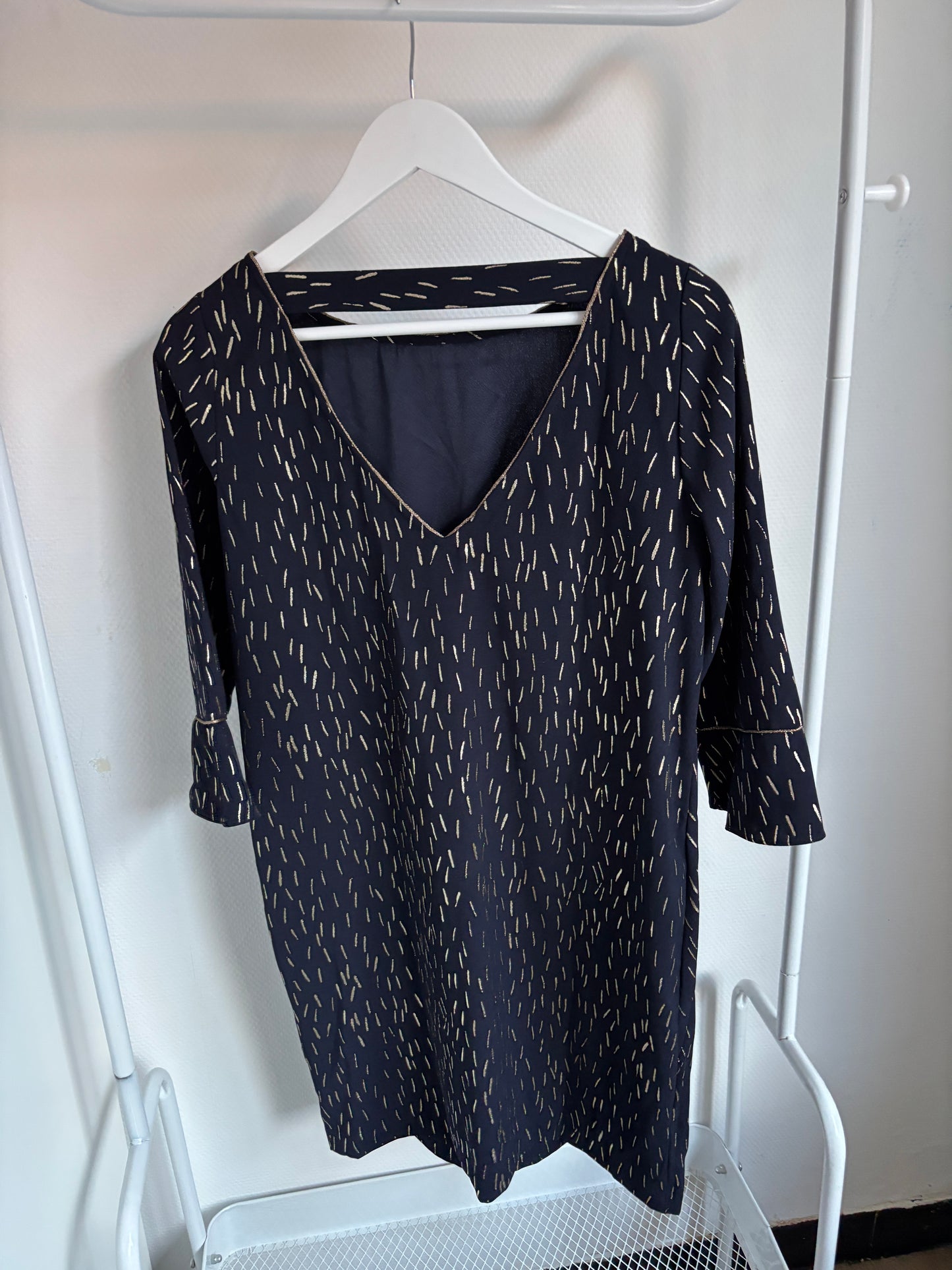 Marineblauwe jurk met gouden accentjes