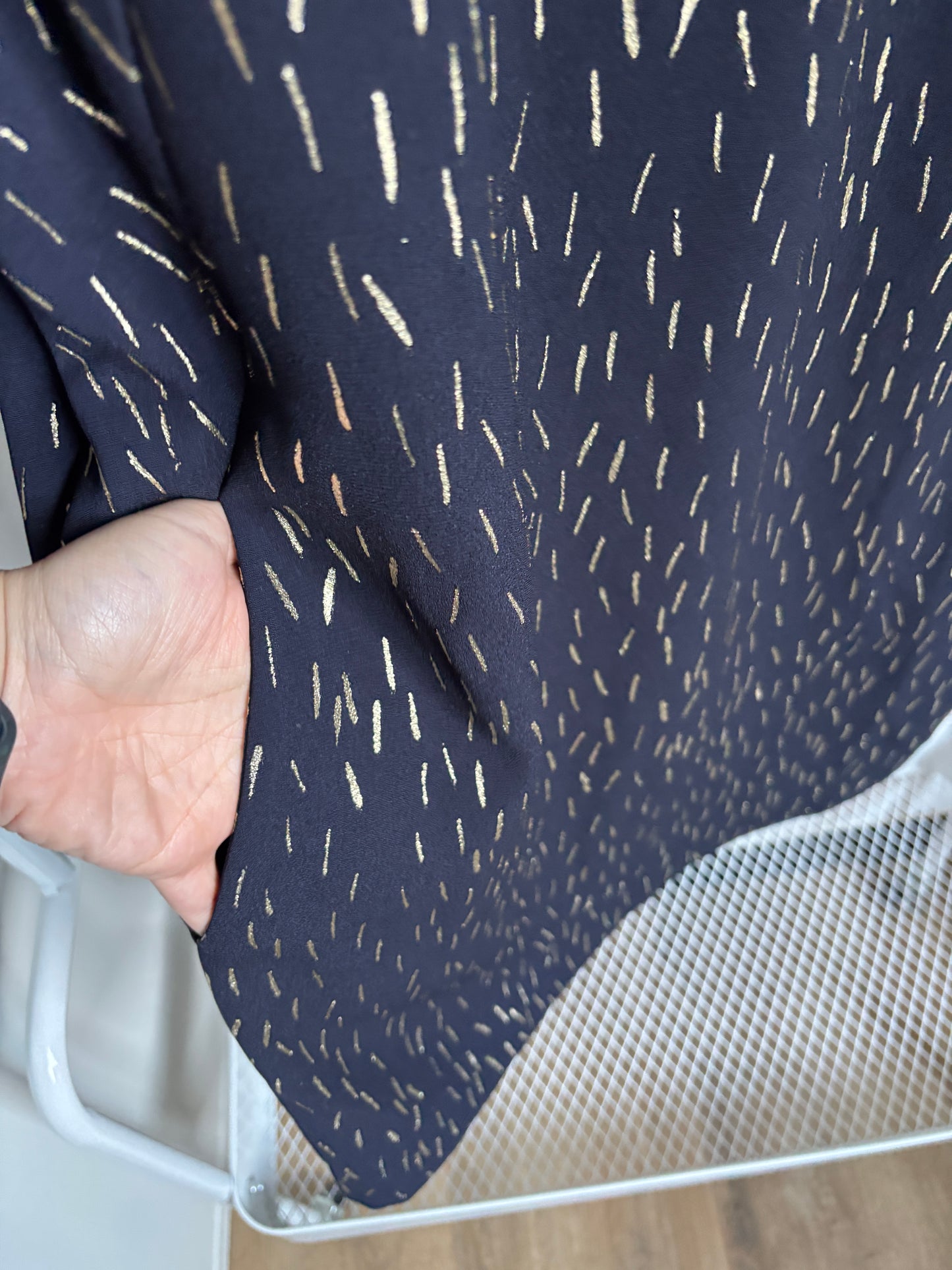 Marineblauwe jurk met gouden accentjes