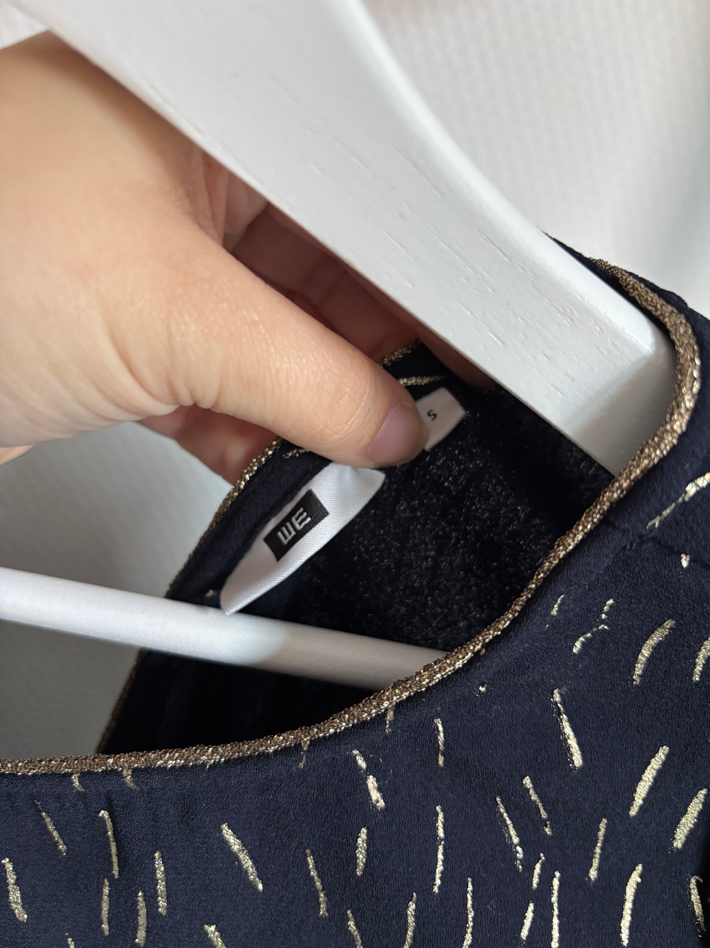 Marineblauwe jurk met gouden accentjes