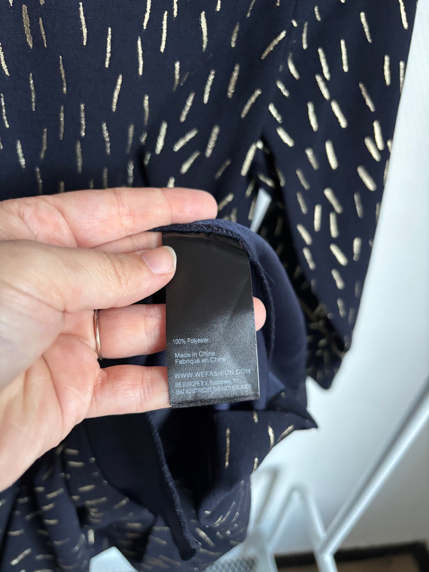 Marineblauwe jurk met gouden accentjes