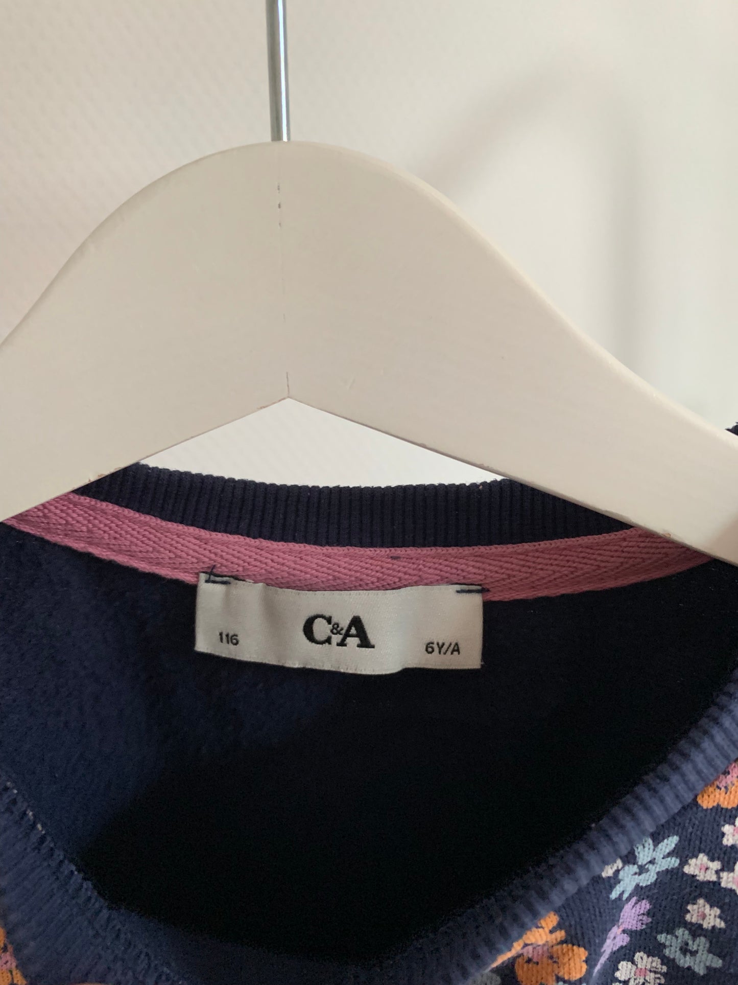 Marineblauwe sweatshirt met bloemetjes