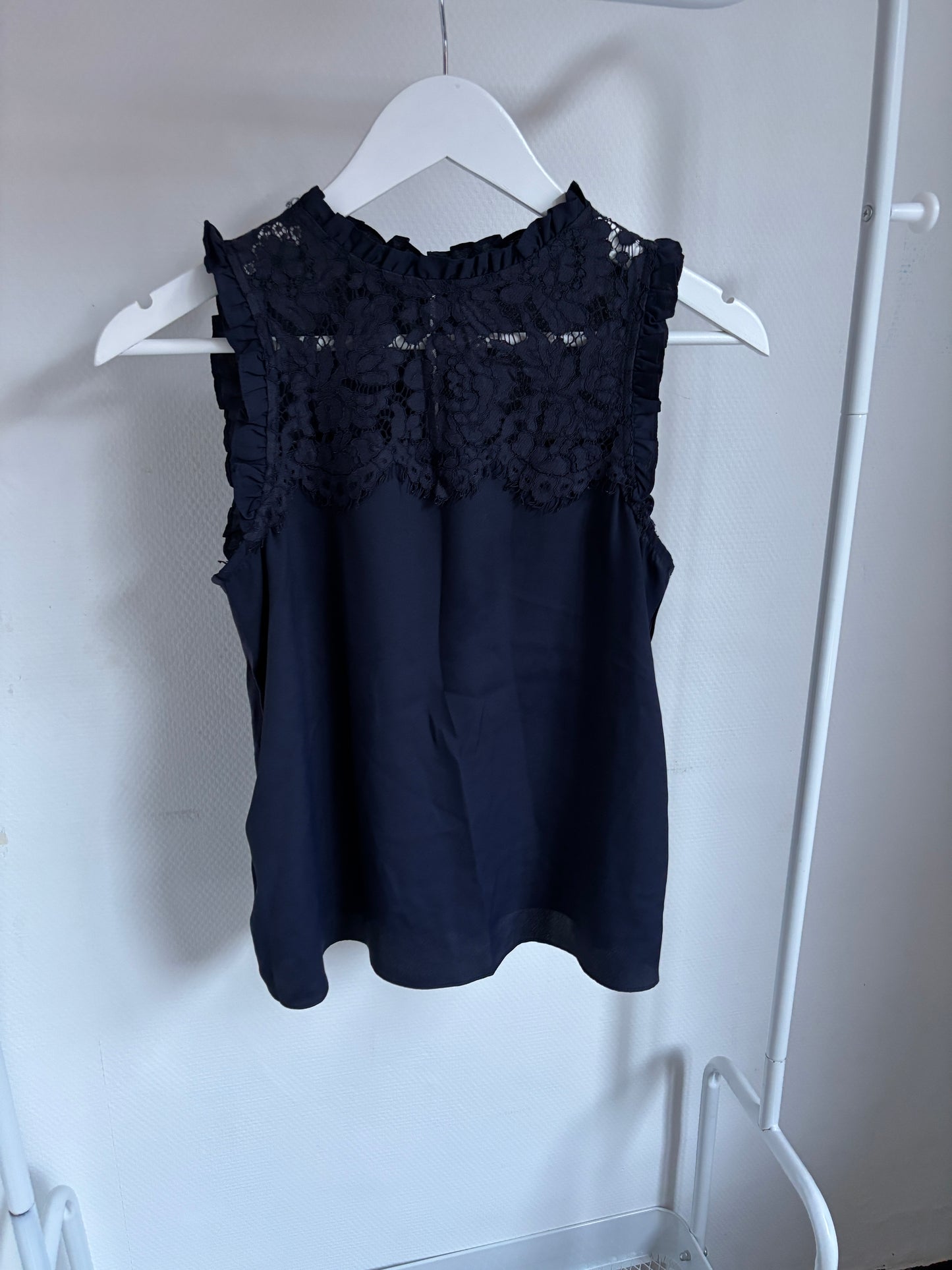 Marineblauwe mouwloze blouse