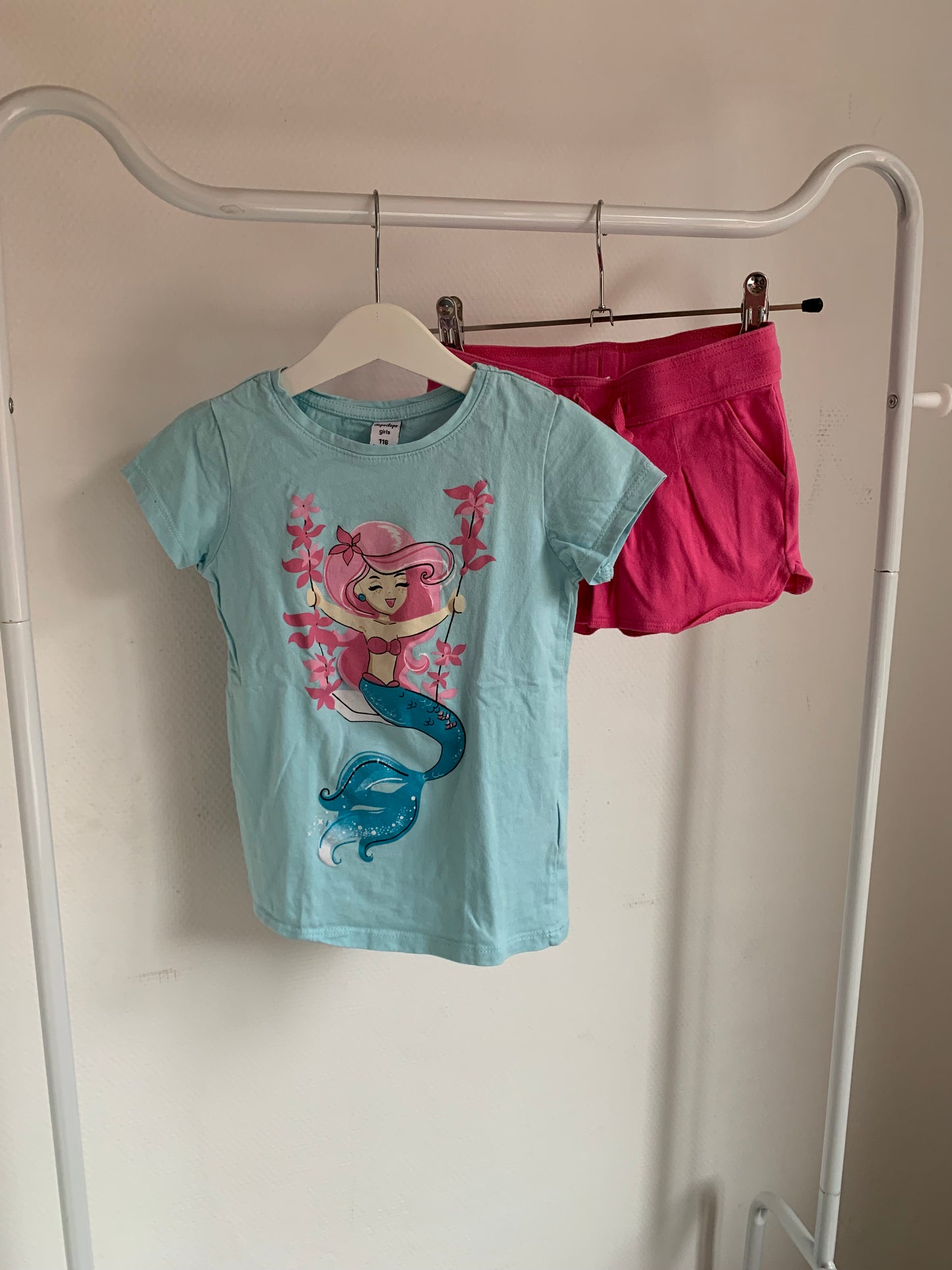 Set: Lichtblauwe T-shirt en roze shortje