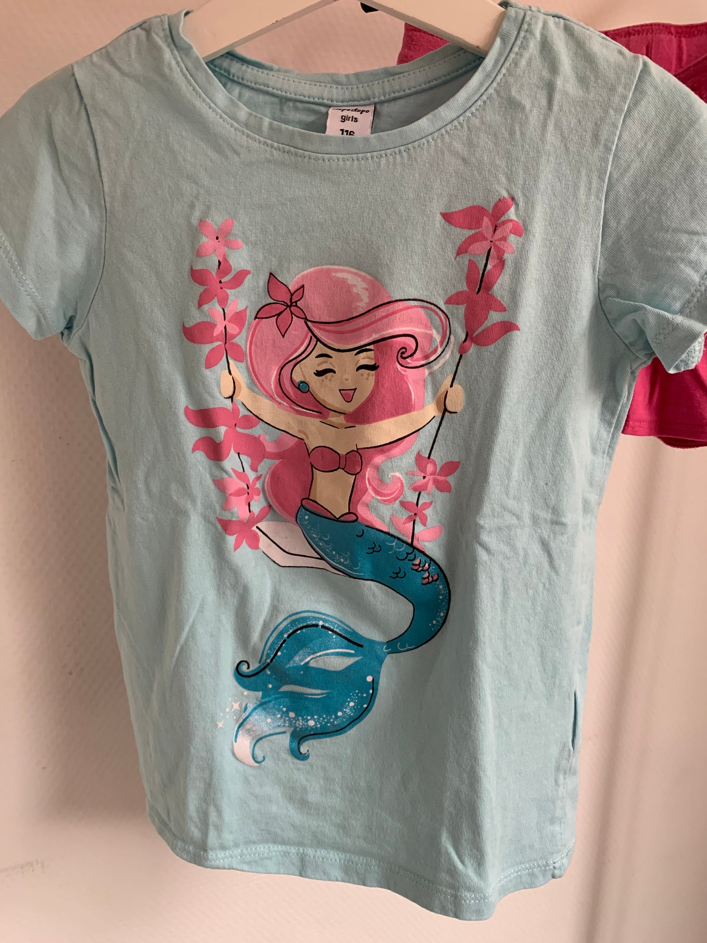 Set: Lichtblauwe T-shirt en roze shortje