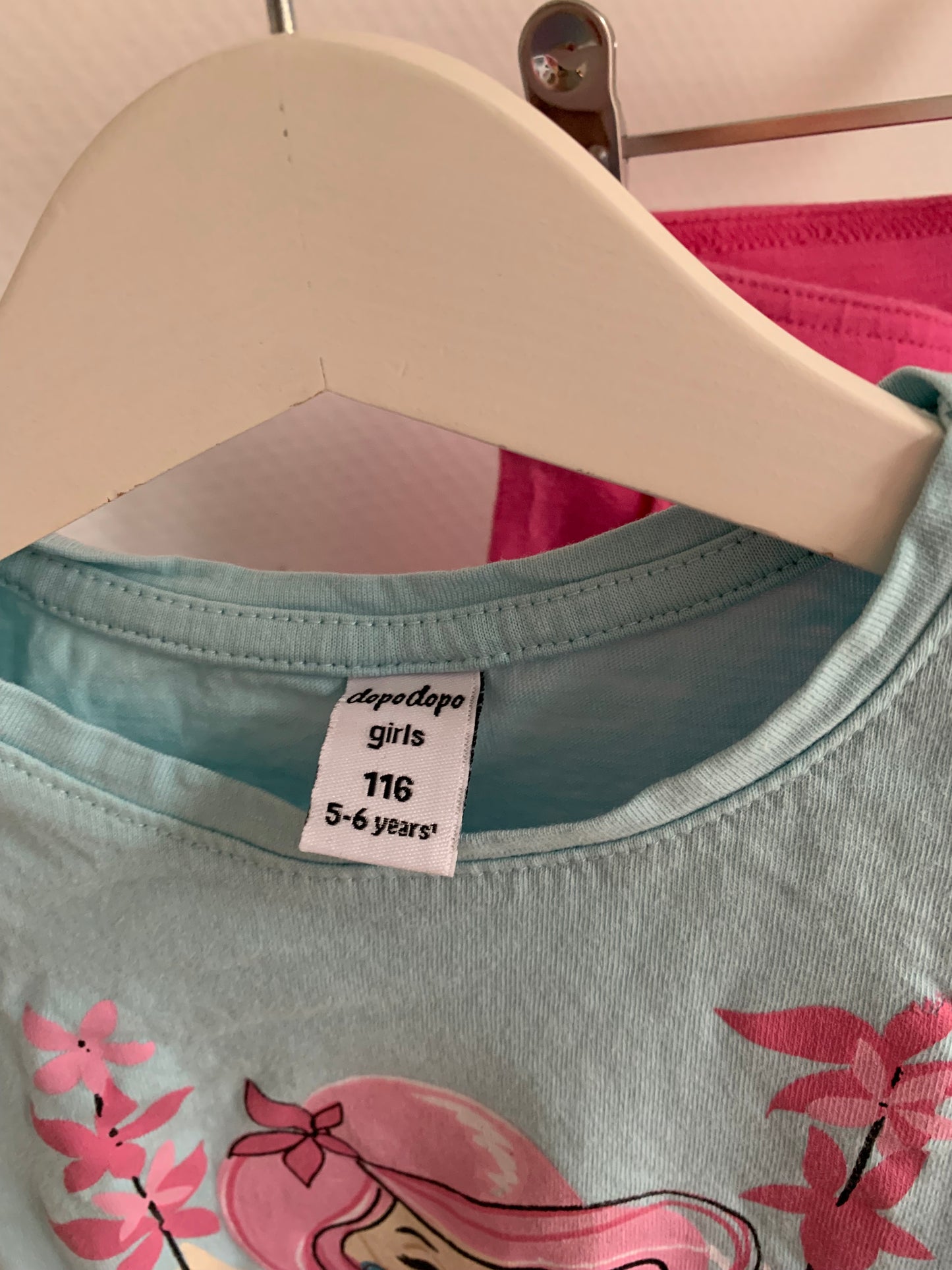 Set: Lichtblauwe T-shirt en roze shortje