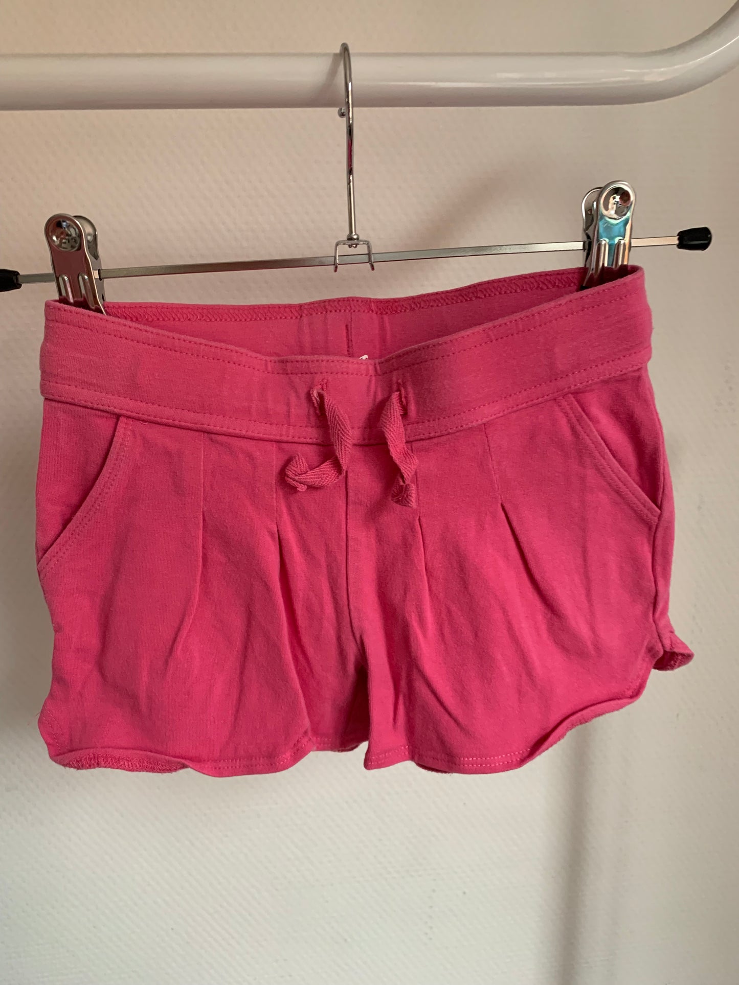 Set: Lichtblauwe T-shirt en roze shortje