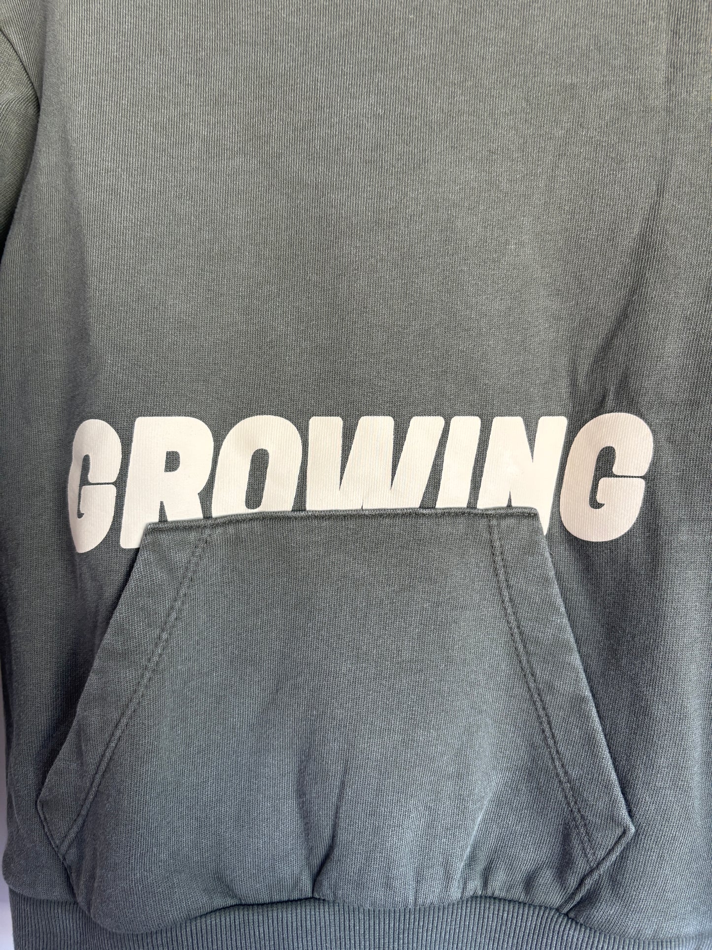 Donkergroene sweater "Growing"