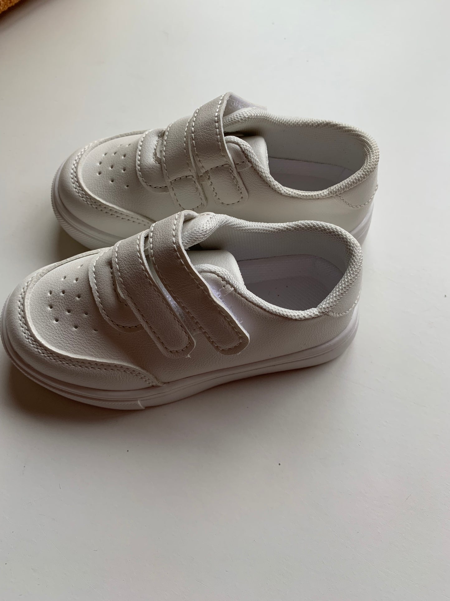 Witte sneakers