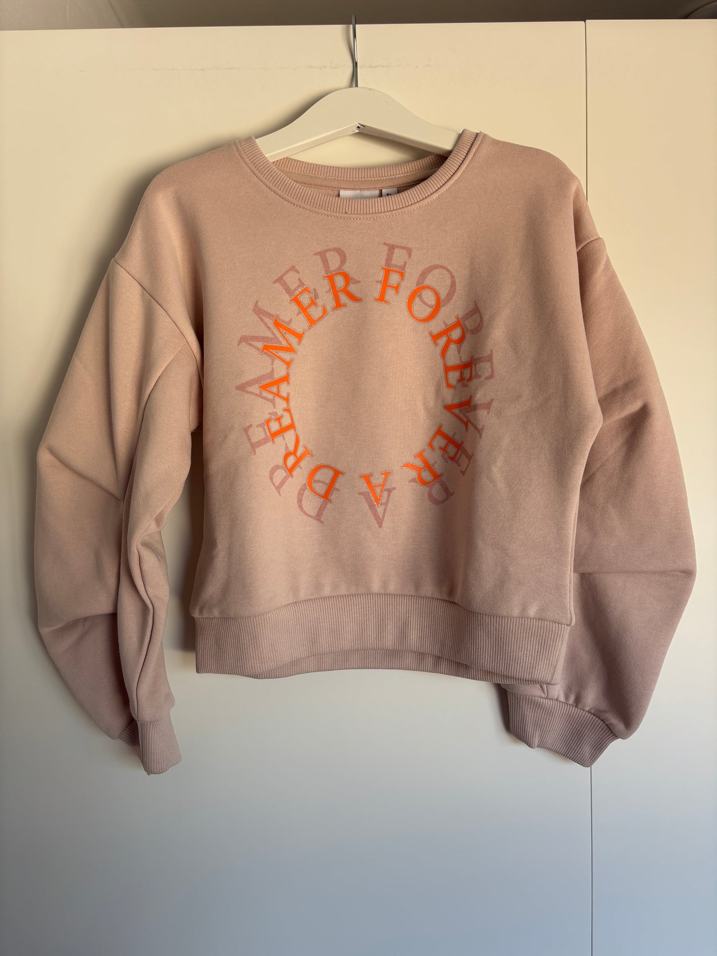 Lichtroze sweater "Forever a dreamer"