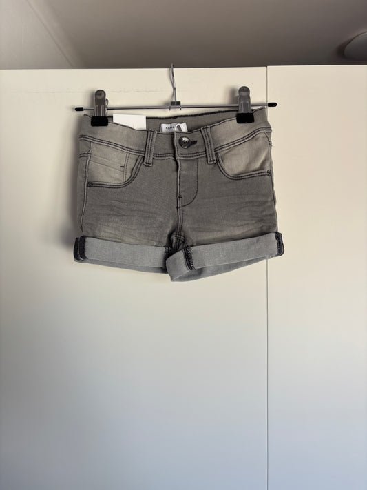 Lichtgrijs jeansshortje