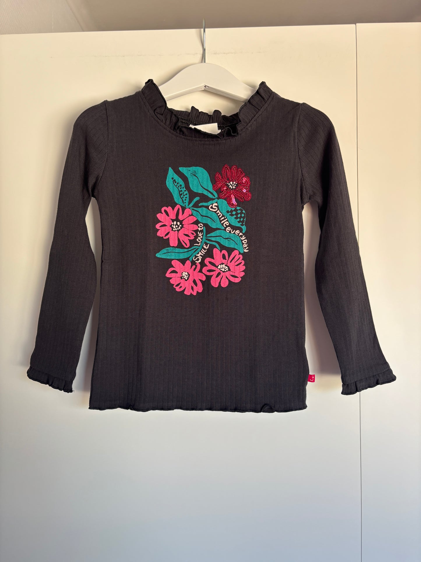 Zwarte riblongsleeve met bloemen