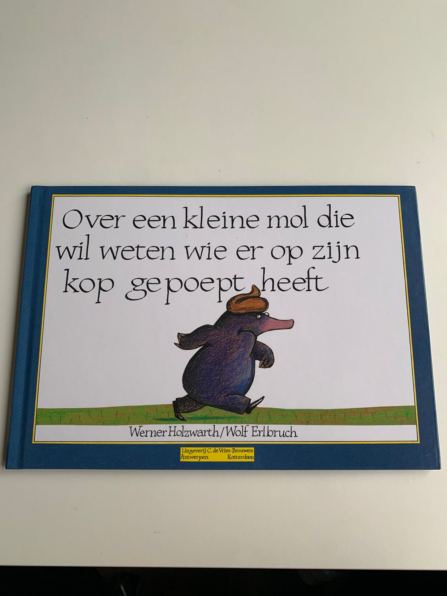 Over een kleine mol die wil weten wie er op zijn kop gepoept heeft