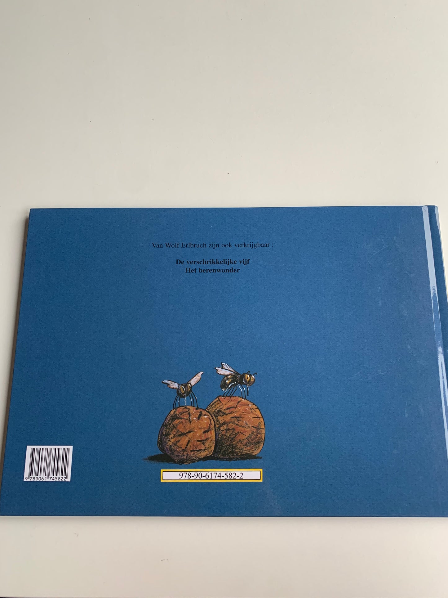 Over een kleine mol die wil weten wie er op zijn kop gepoept heeft