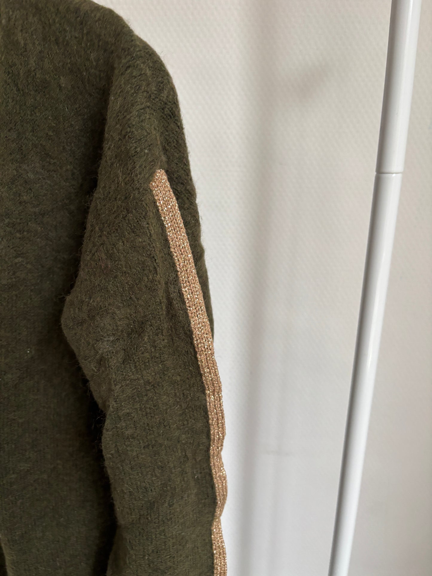 Donkergroene vest met gouden boord