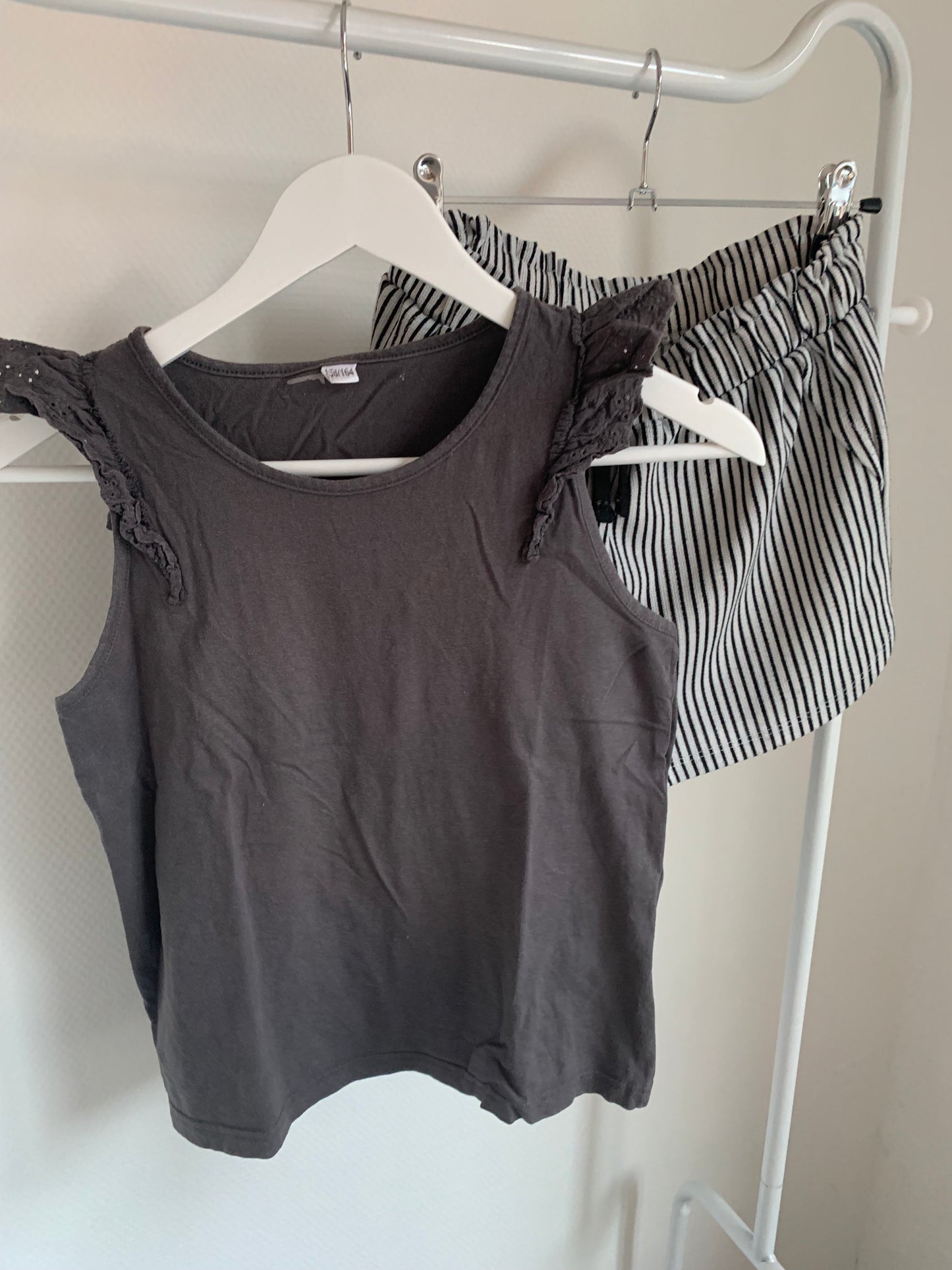 Set: Donkergrijs topje en gestreept shortje
