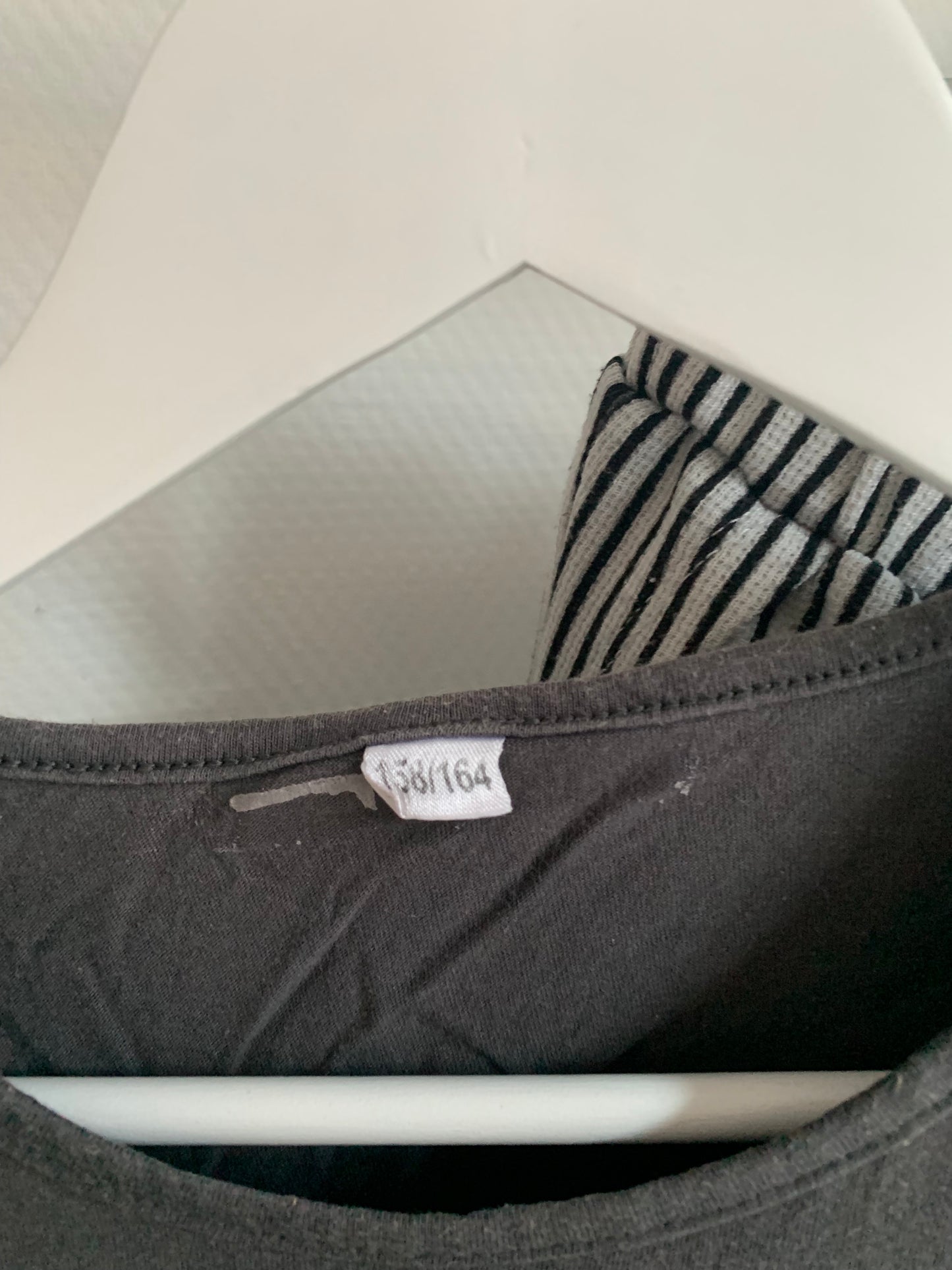 Set: Donkergrijs topje en gestreept shortje