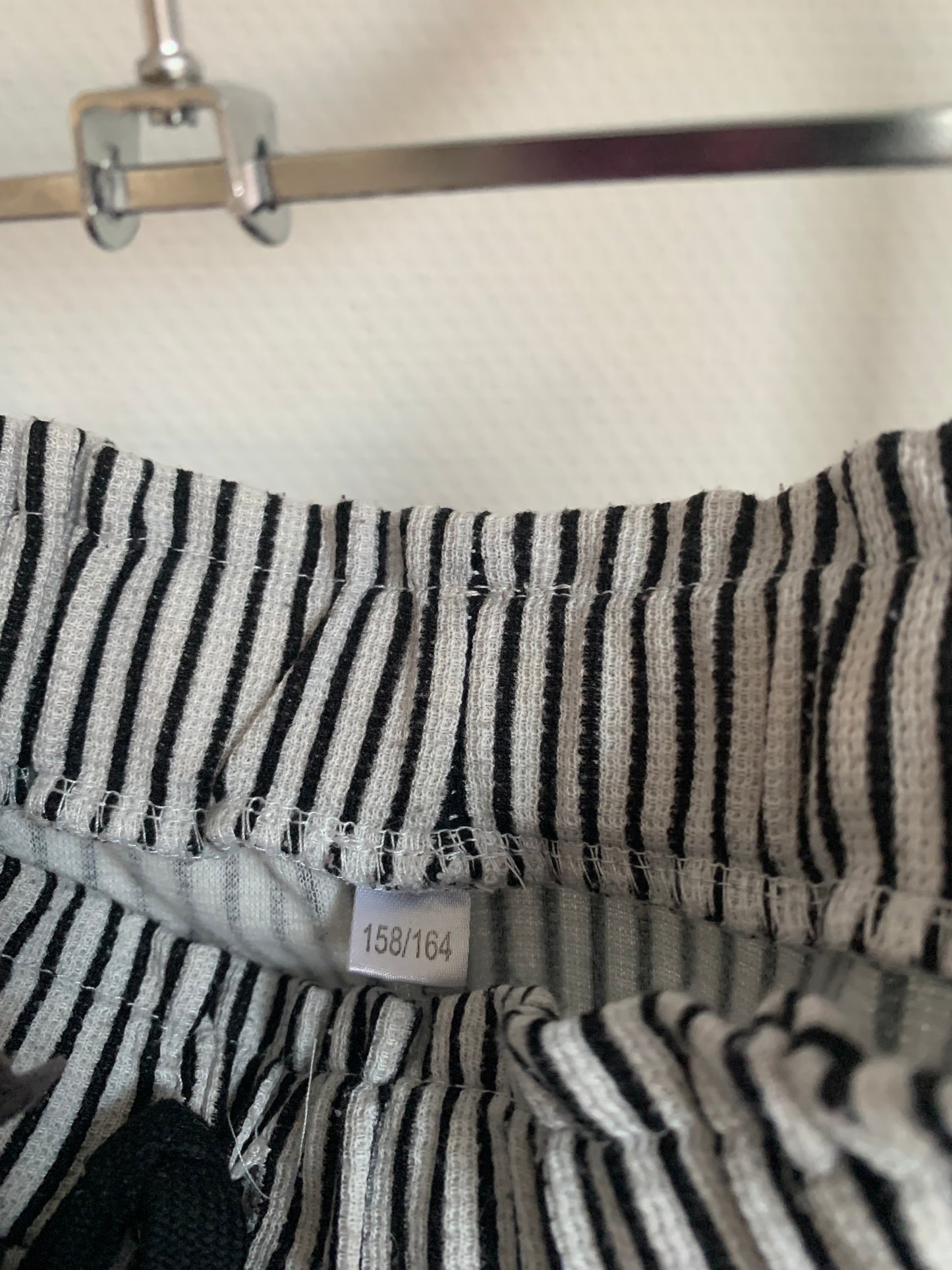 Set: Donkergrijs topje en gestreept shortje