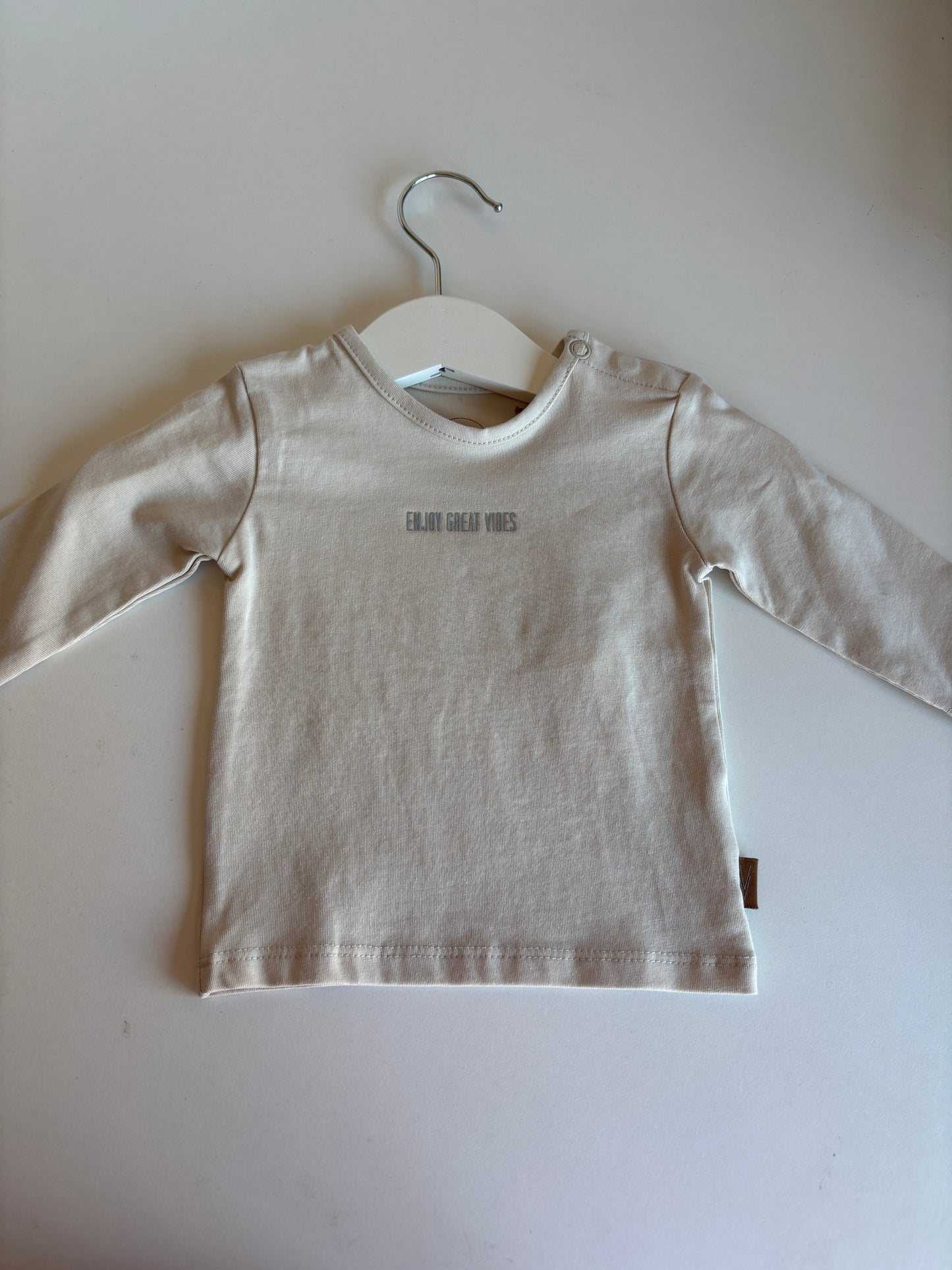 Zandkleurige longsleeve "Enjoy great vibes"