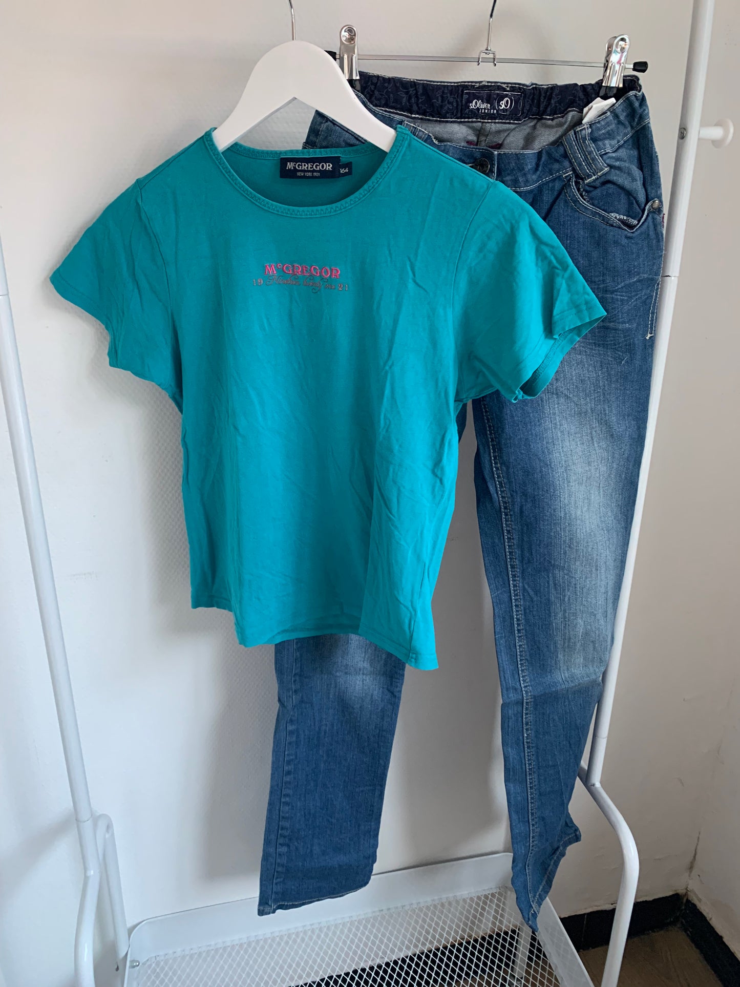 Set: blauwe T-shirt en jeansbroek
