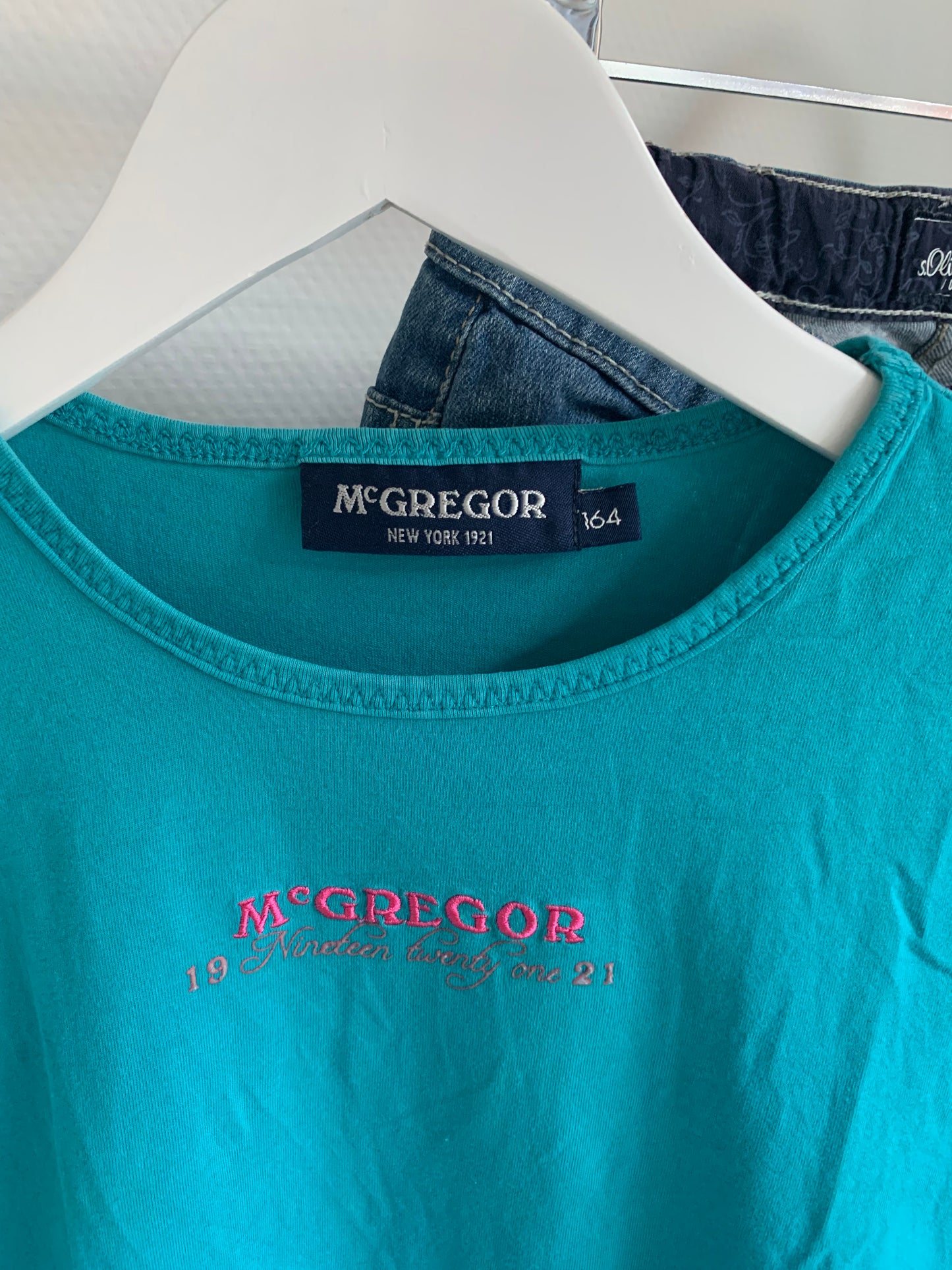 Set: blauwe T-shirt en jeansbroek