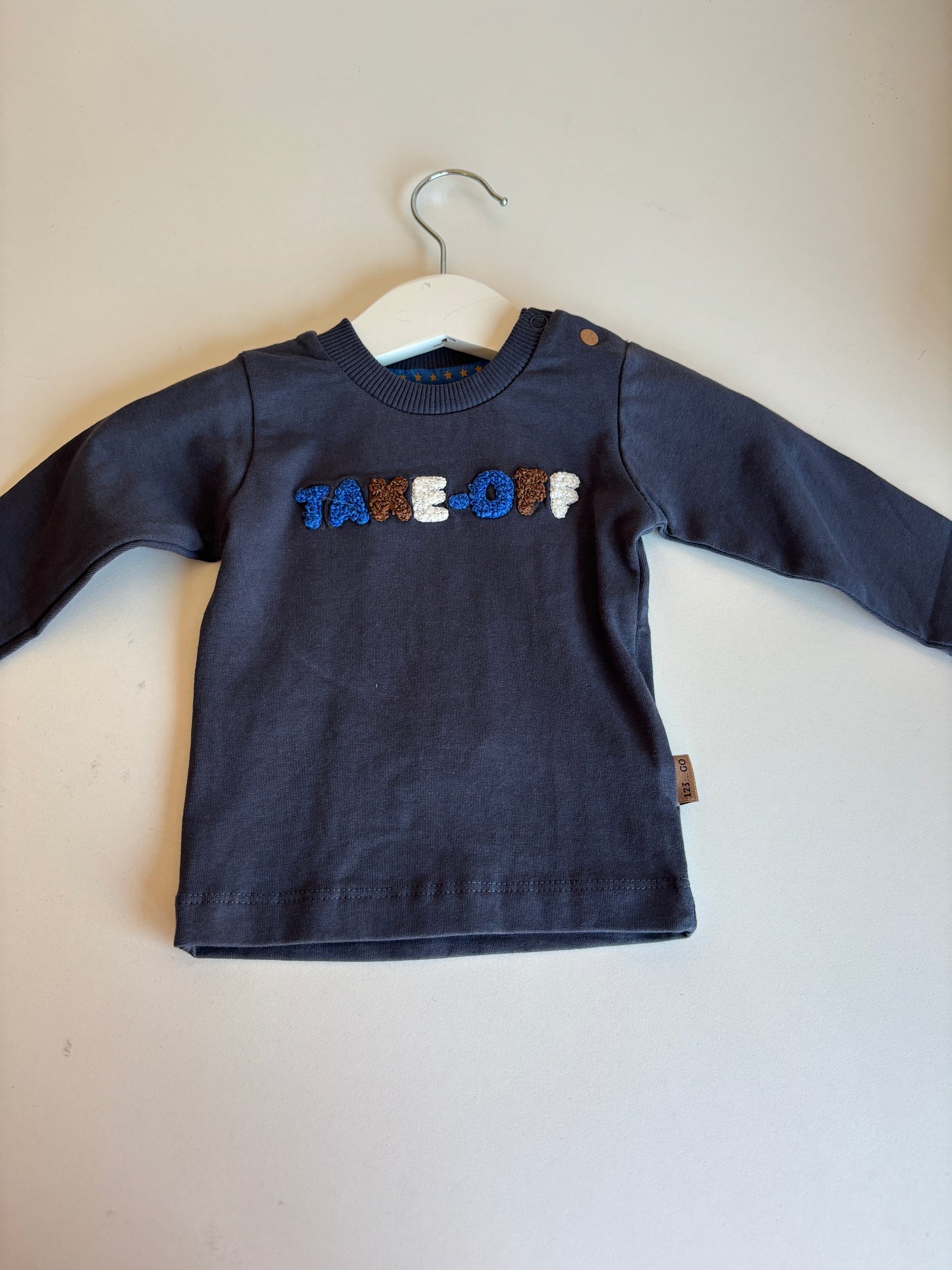 Marineblauwe longsleeve "Take off"