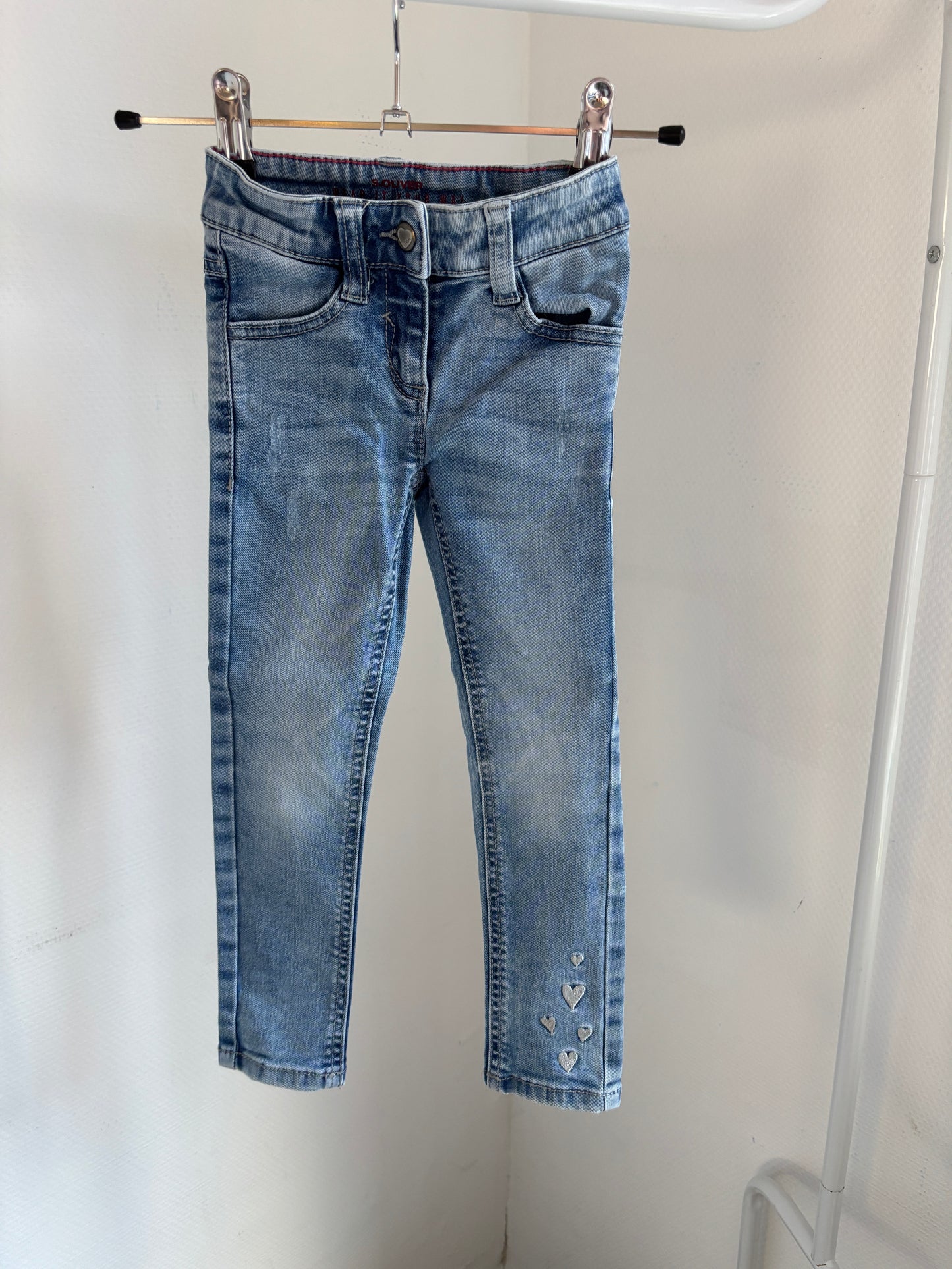 Jeansbroek met geborduurde hartjes