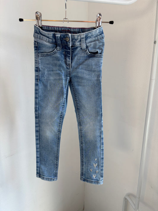 Jeansbroek met geborduurde hartjes