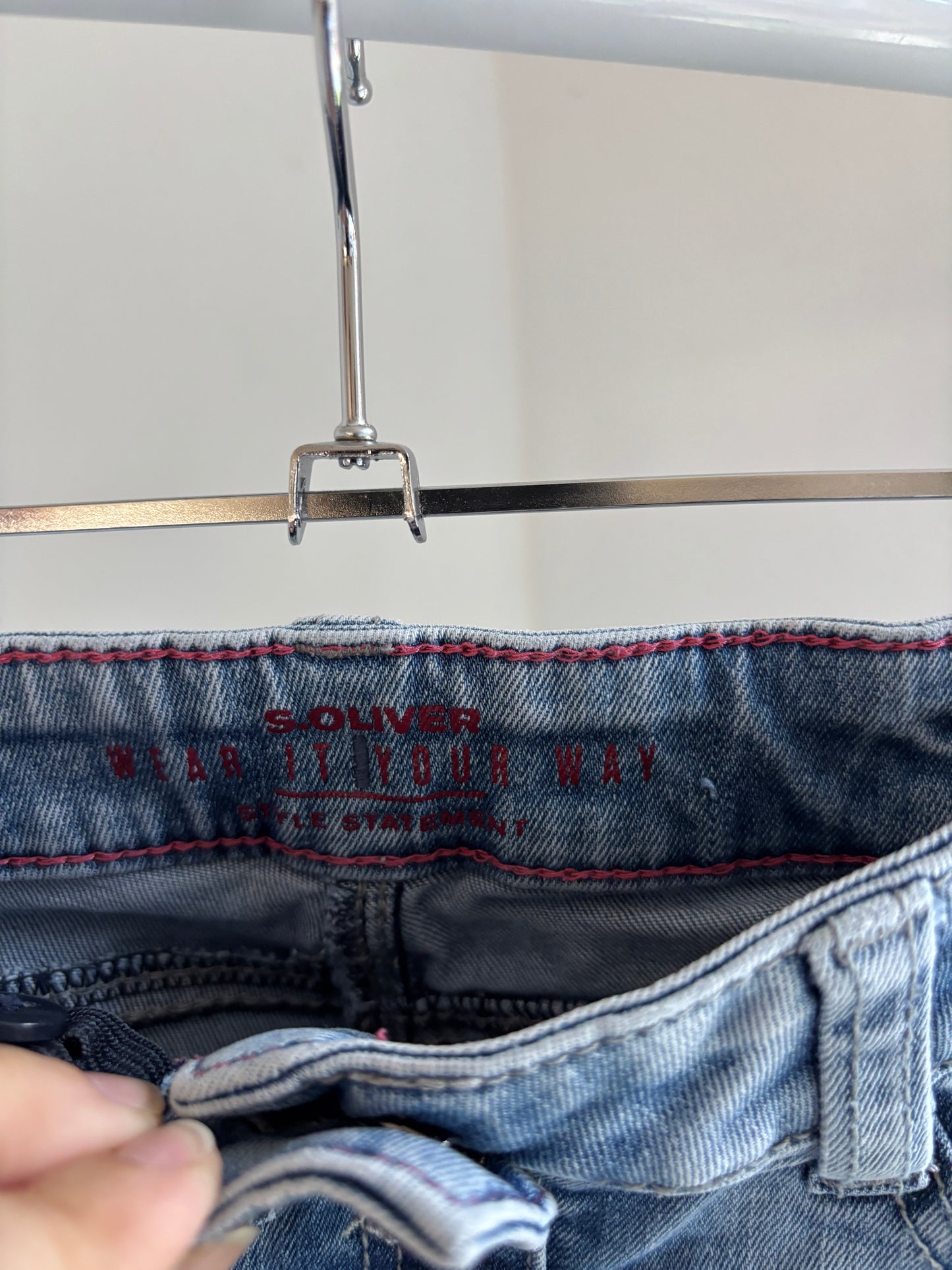 Jeansbroek met geborduurde hartjes
