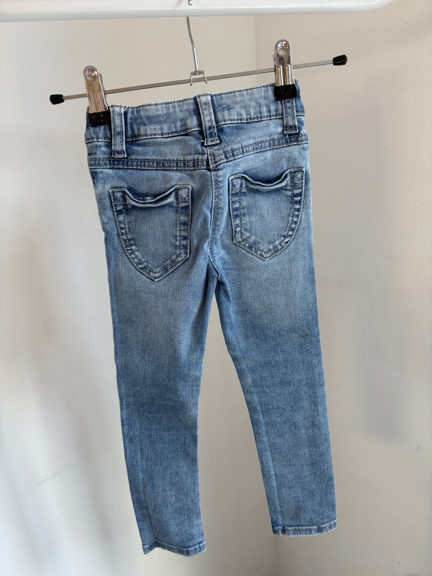 Jeansbroek met geborduurde hartjes