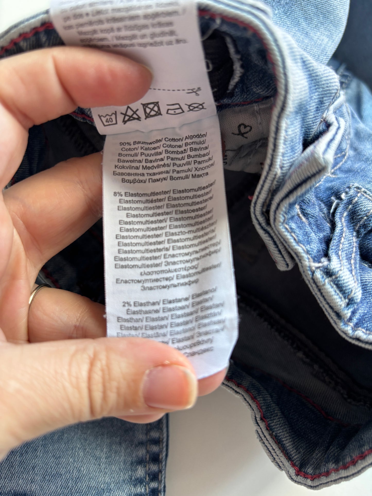 Jeansbroek met geborduurde hartjes