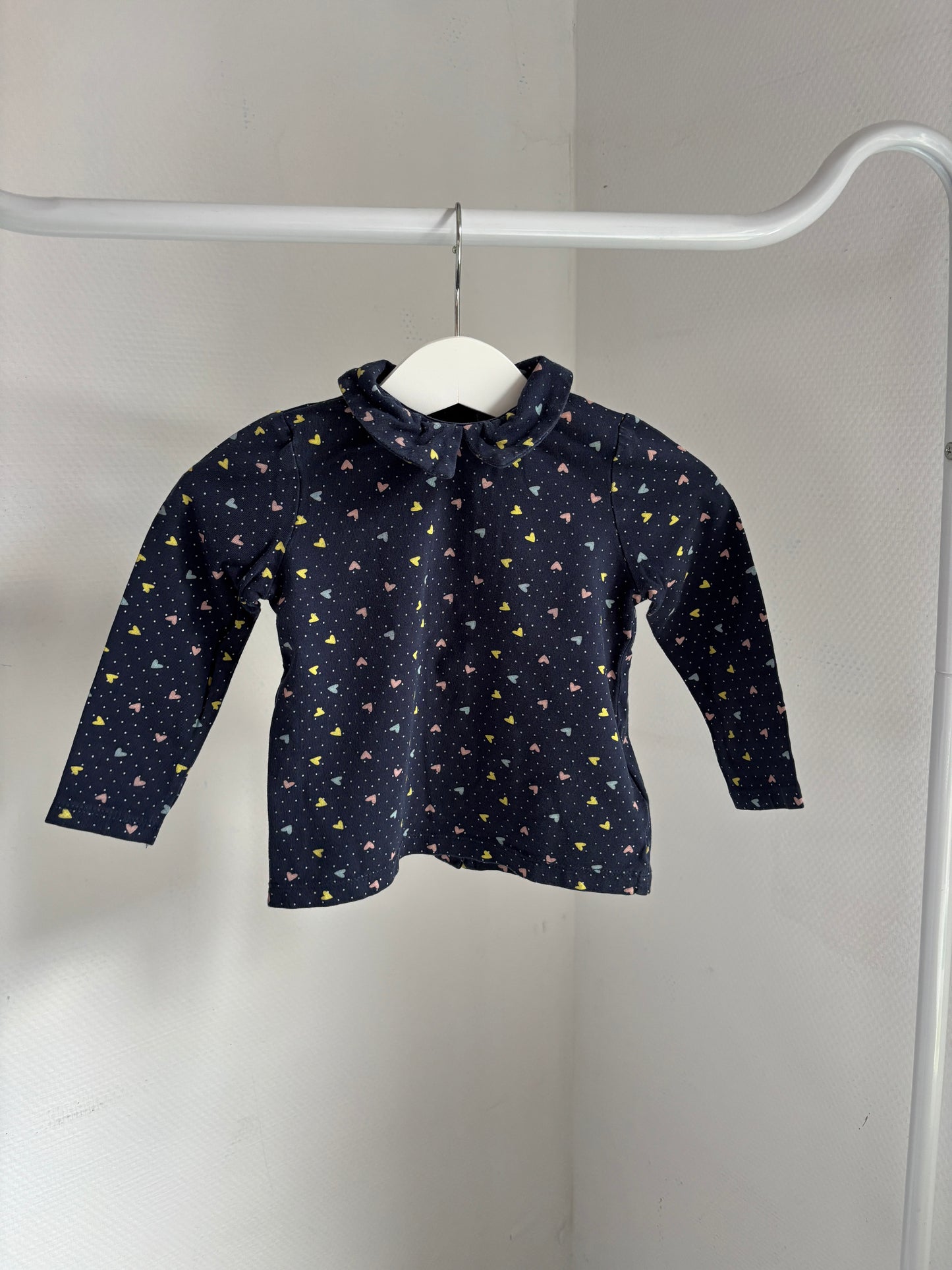 Marineblauwe longsleeve met hartjes