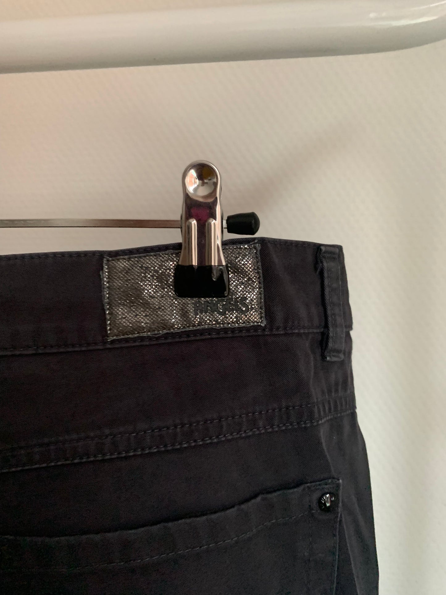 Donkergrijze jeansbroek