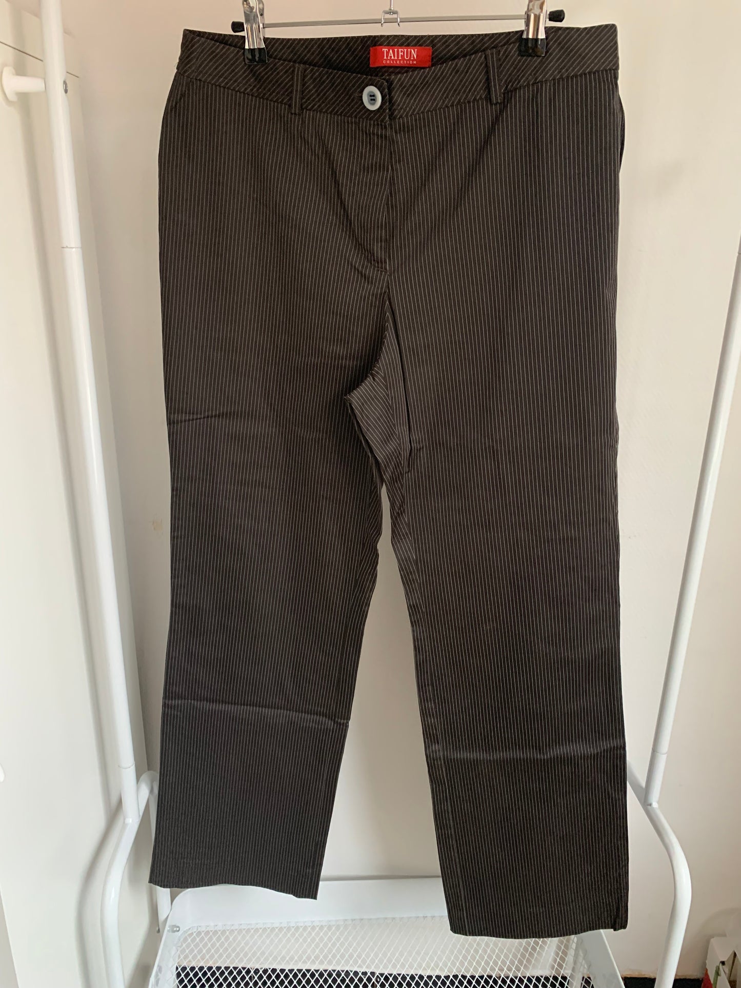 Bruine gestreepte broek