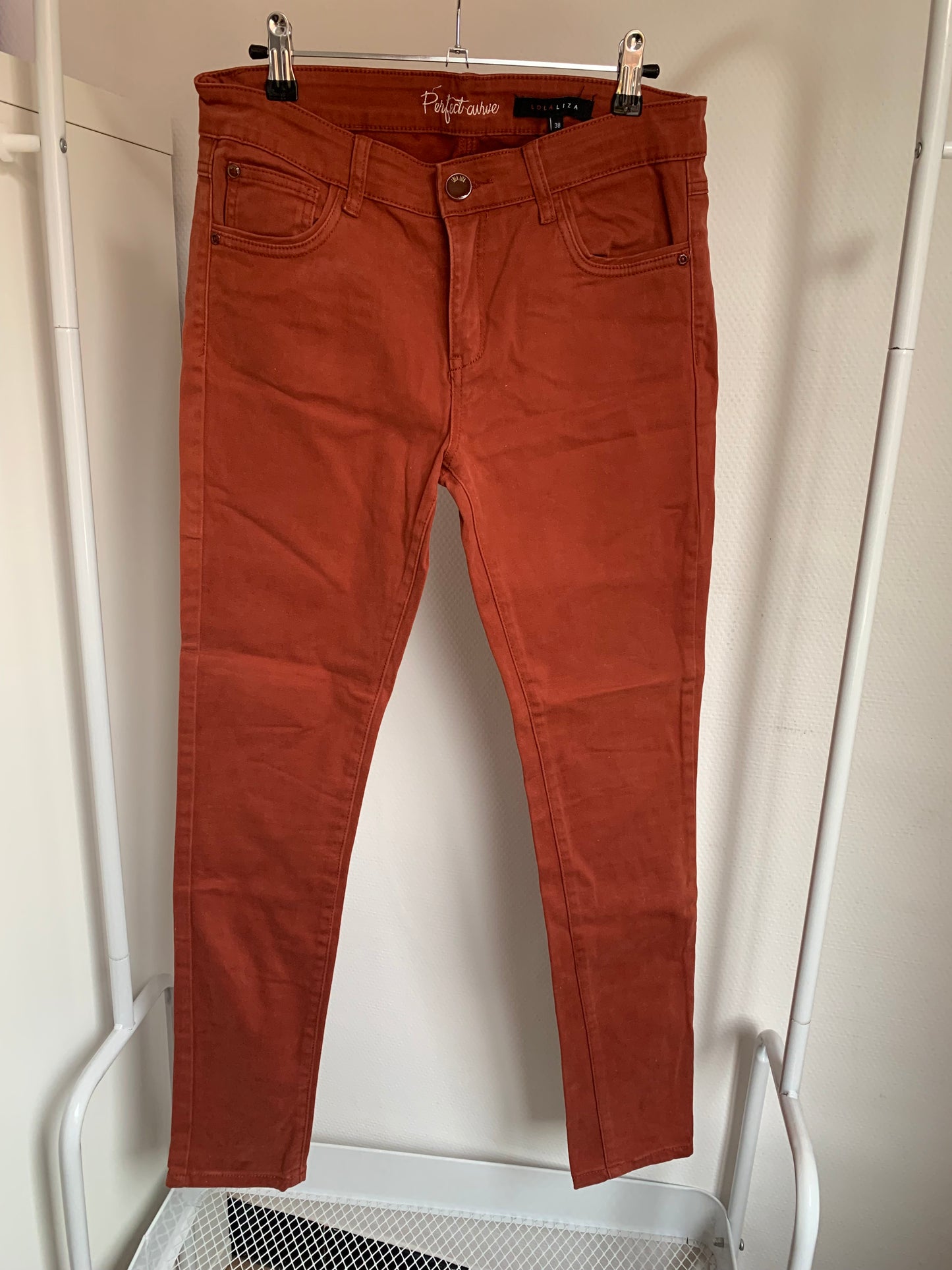 Roestkleurige jeansbroek