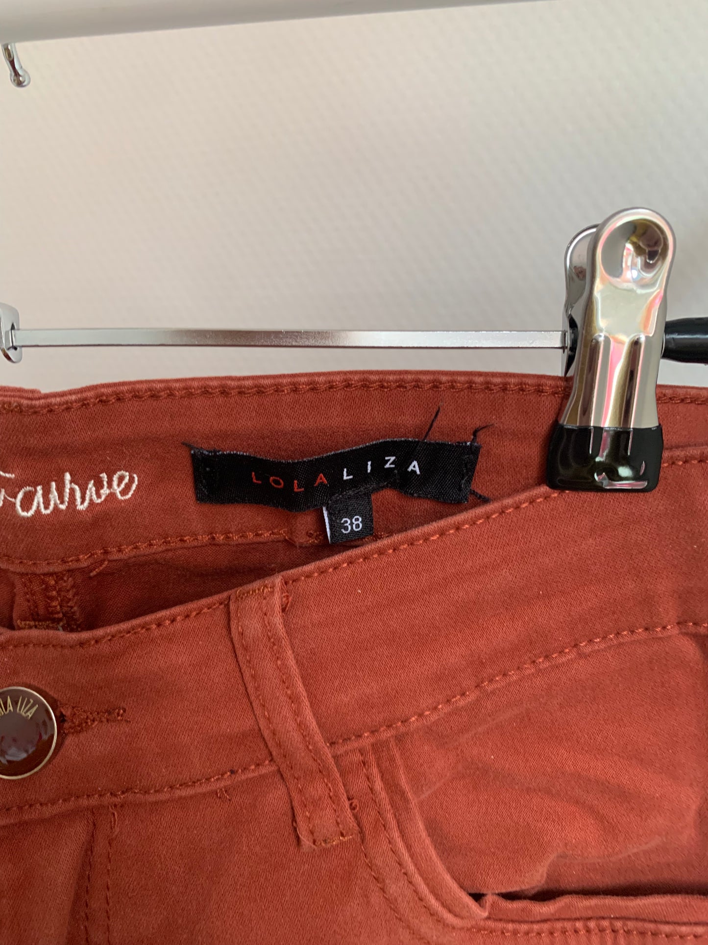 Roestkleurige jeansbroek