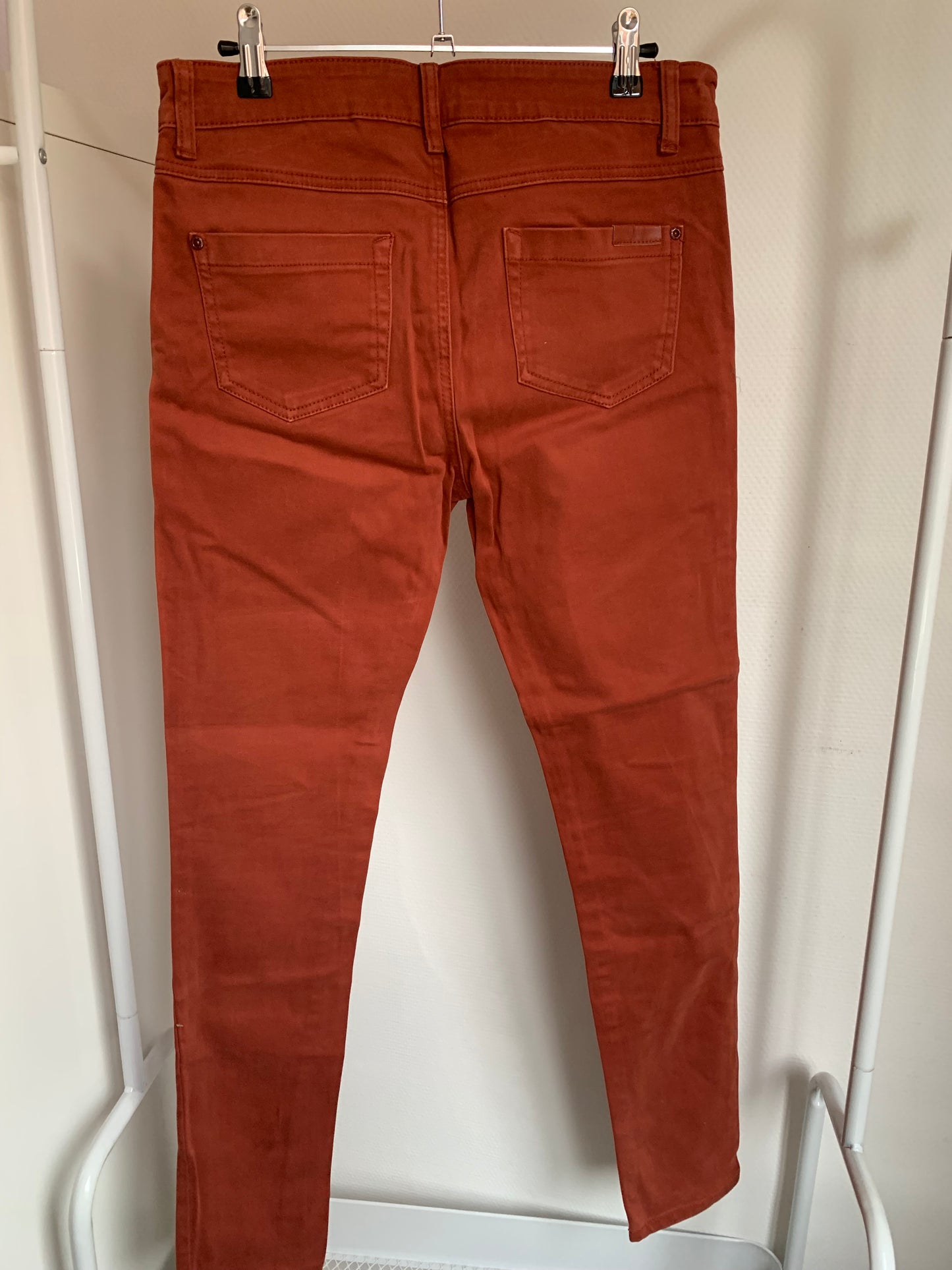 Roestkleurige jeansbroek