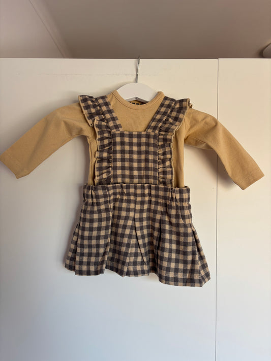 Setje: geruite jurkje en beige longsleeve