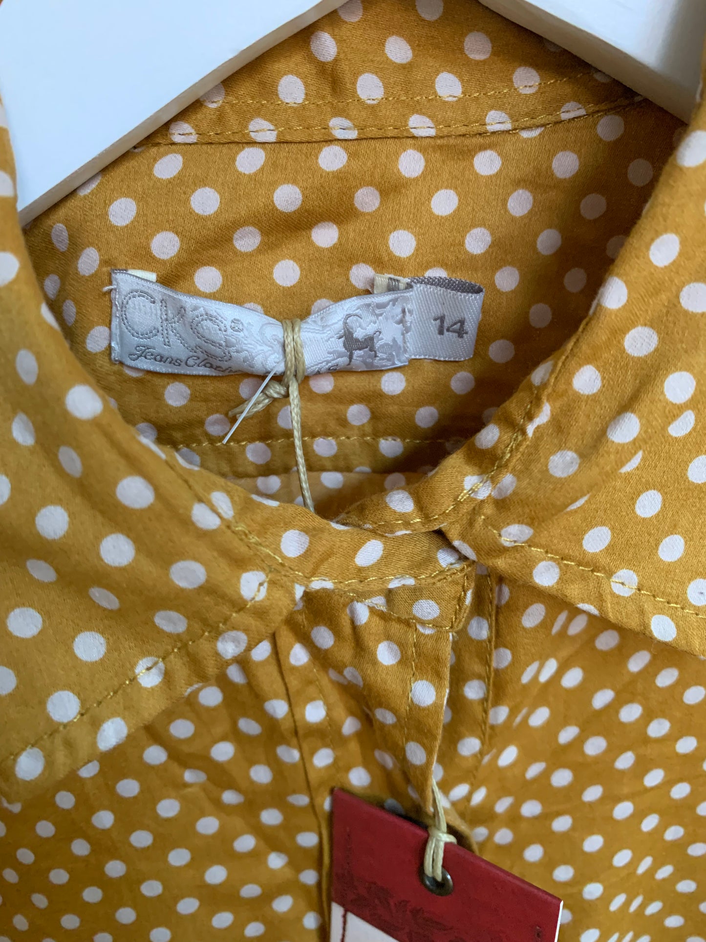 Mosterdgeel gestippeld hemdje