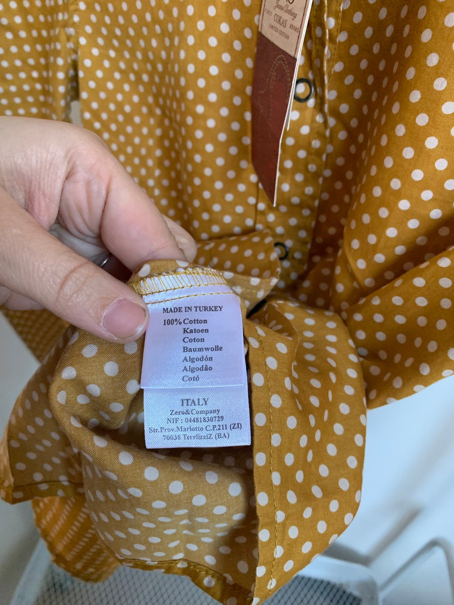 Mosterdgeel gestippeld hemdje