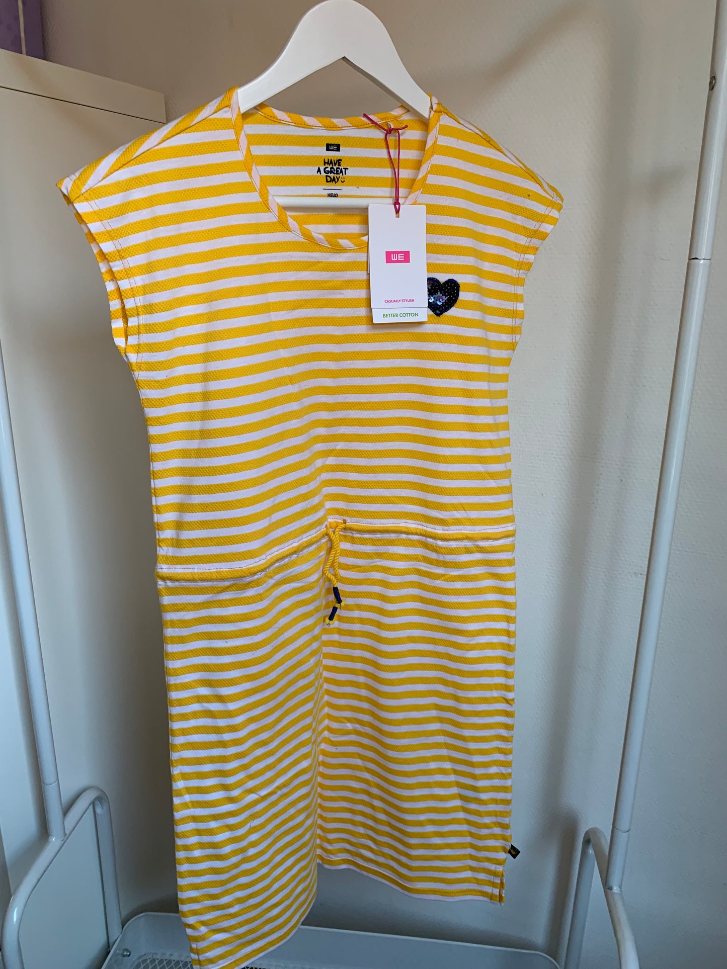 Gele gestreepte jurk