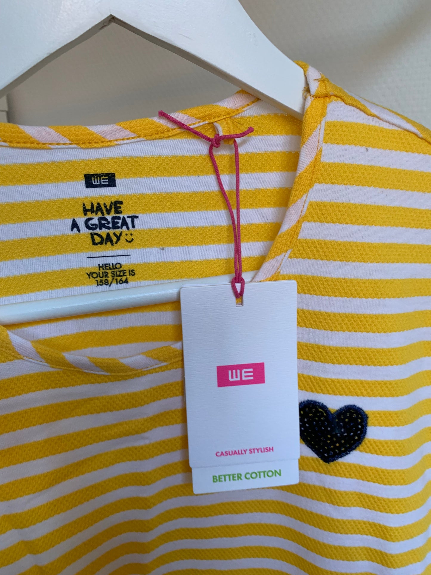 Gele gestreepte jurk