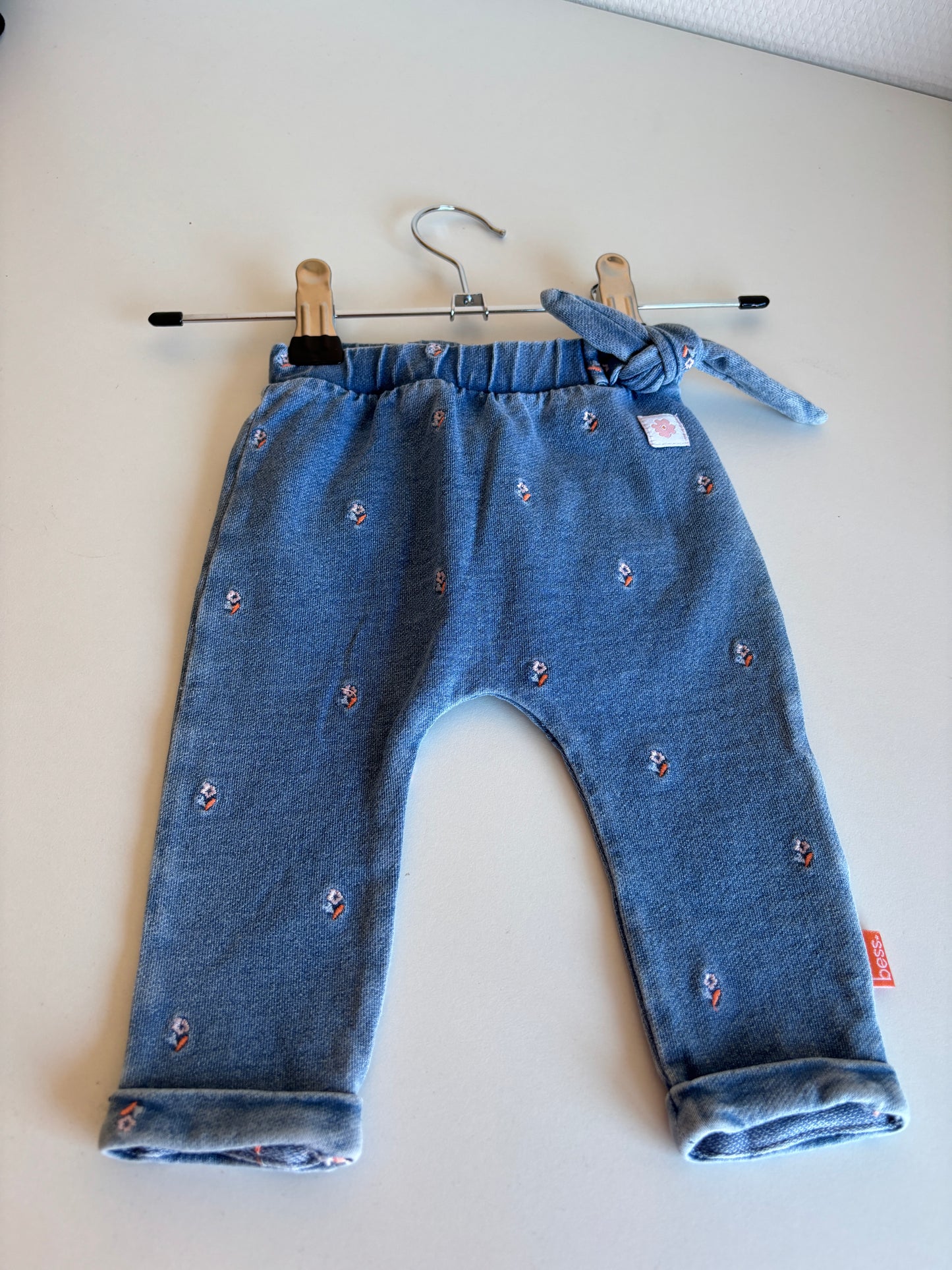 Jeansbroek met bloemetjes