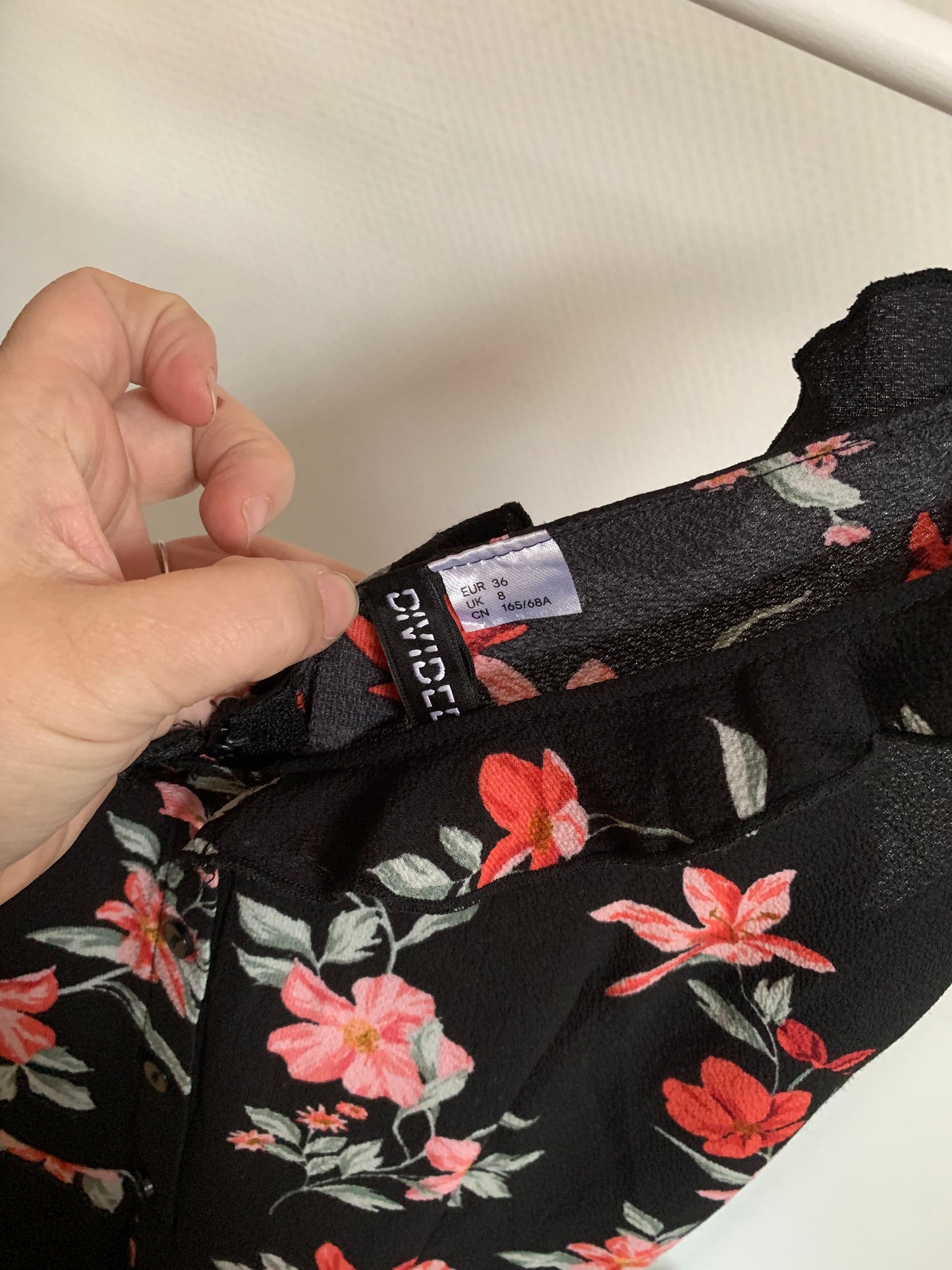 Zwarte jumpsuit met roze bloemen