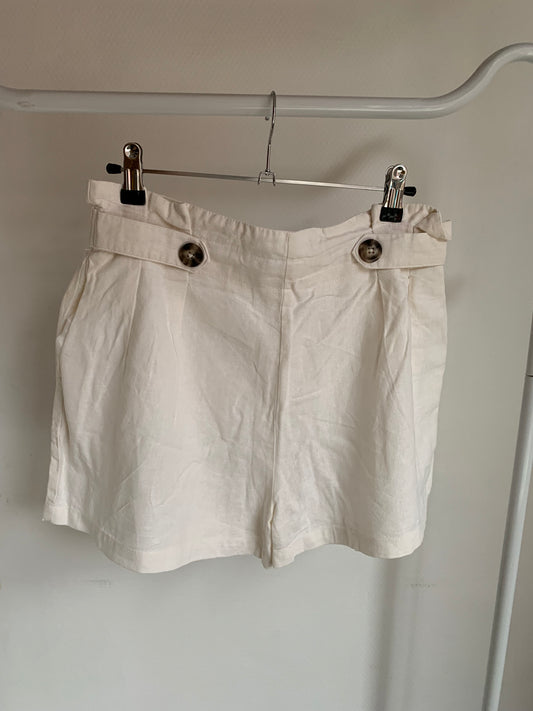 Crèmekleurig shortje